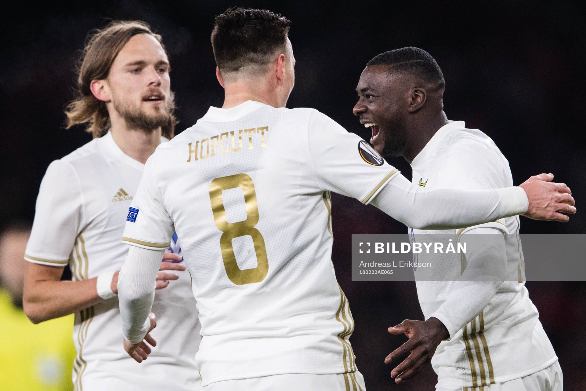 Östersunds Tom Pettersson och Jamie Hopcutt jublar tillsammans med Ken Sema som gjort 0-2 för Östersund under fotbollsmatchen i Europa League mellan Arsenal och Östersund den 22 februari 2018 i London.
