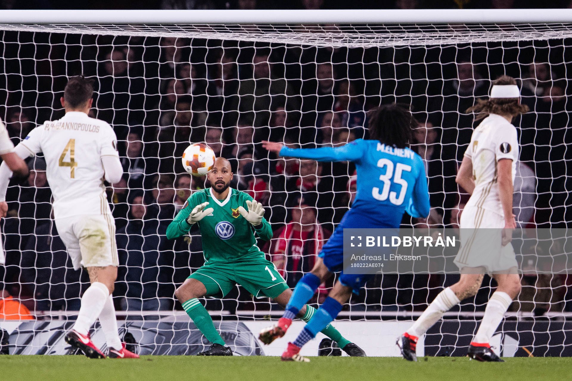 Arsenals Mohamed Elneny med ett skott mot Östersunds
