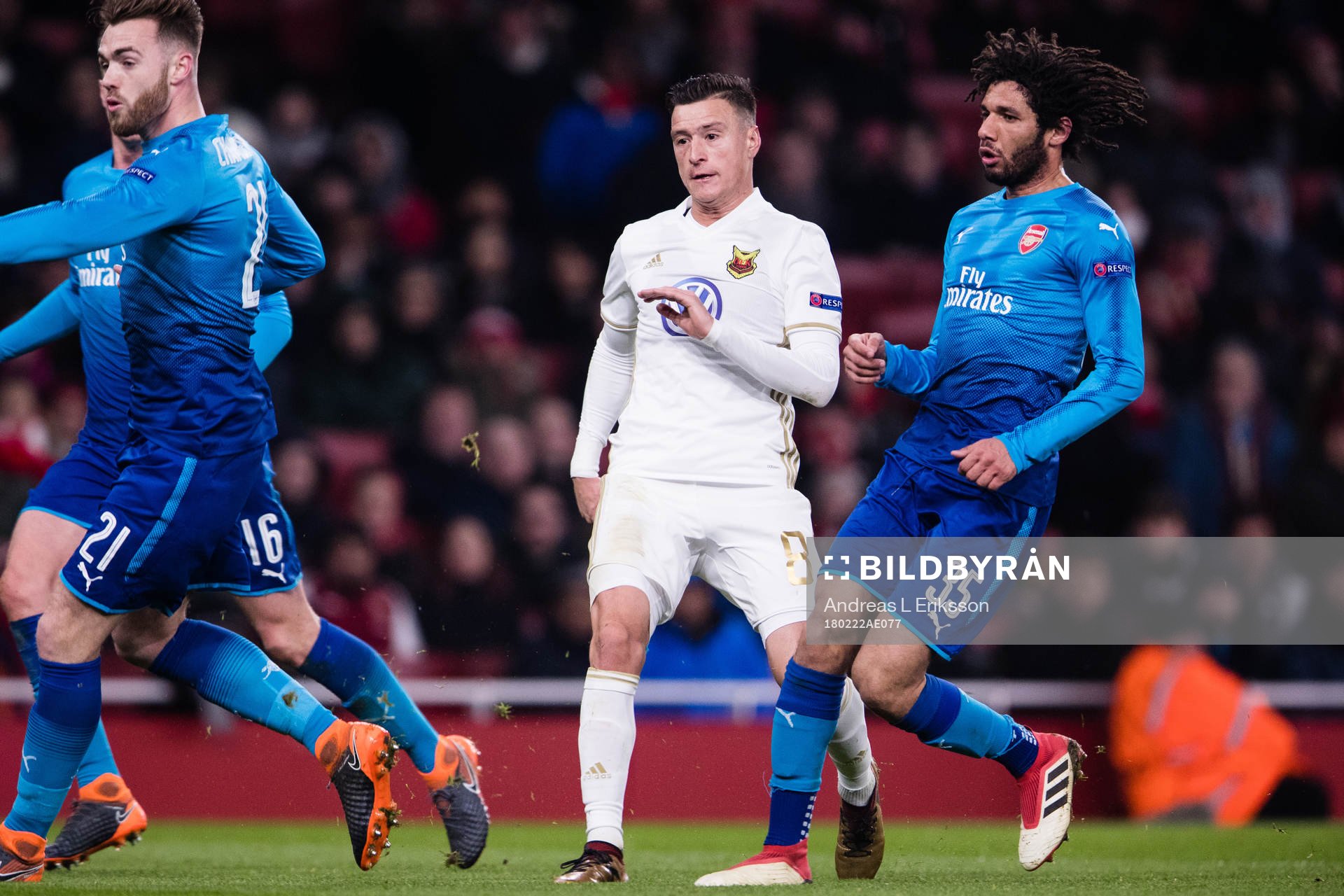 Östersunds Jamie Hopcutt och Arsenals Mohamed Elneny