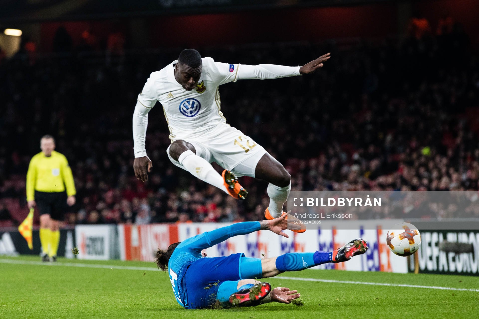 Arsenals Hector Bellerin rensar undan bollen för Östersunds Ken Sema under fotbollsmatchen i Europa League mellan Arsenal och Östersund den 22 februari 2018 i London.