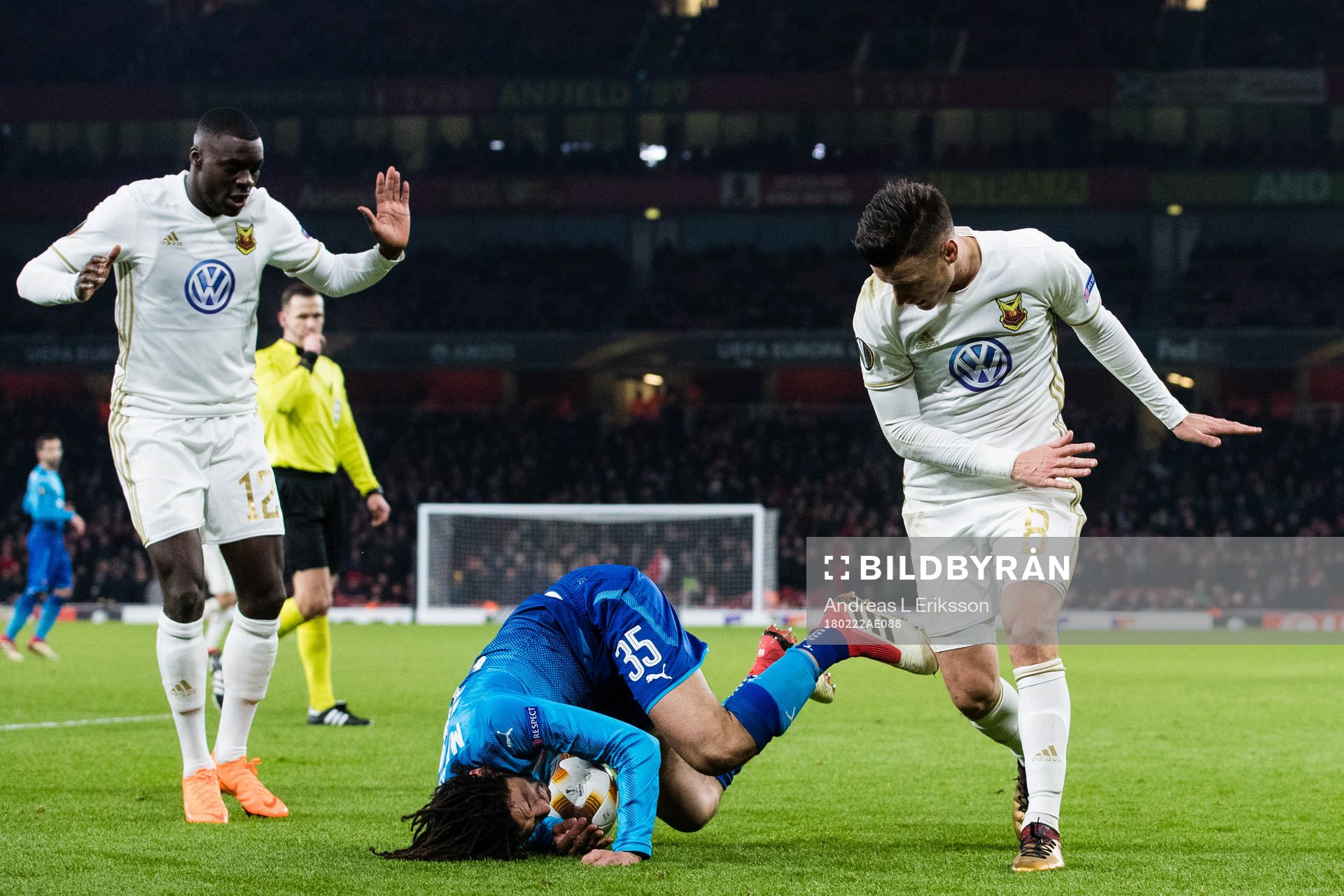 Arsenals Mohamed Elneny går omkull i en närkamp med