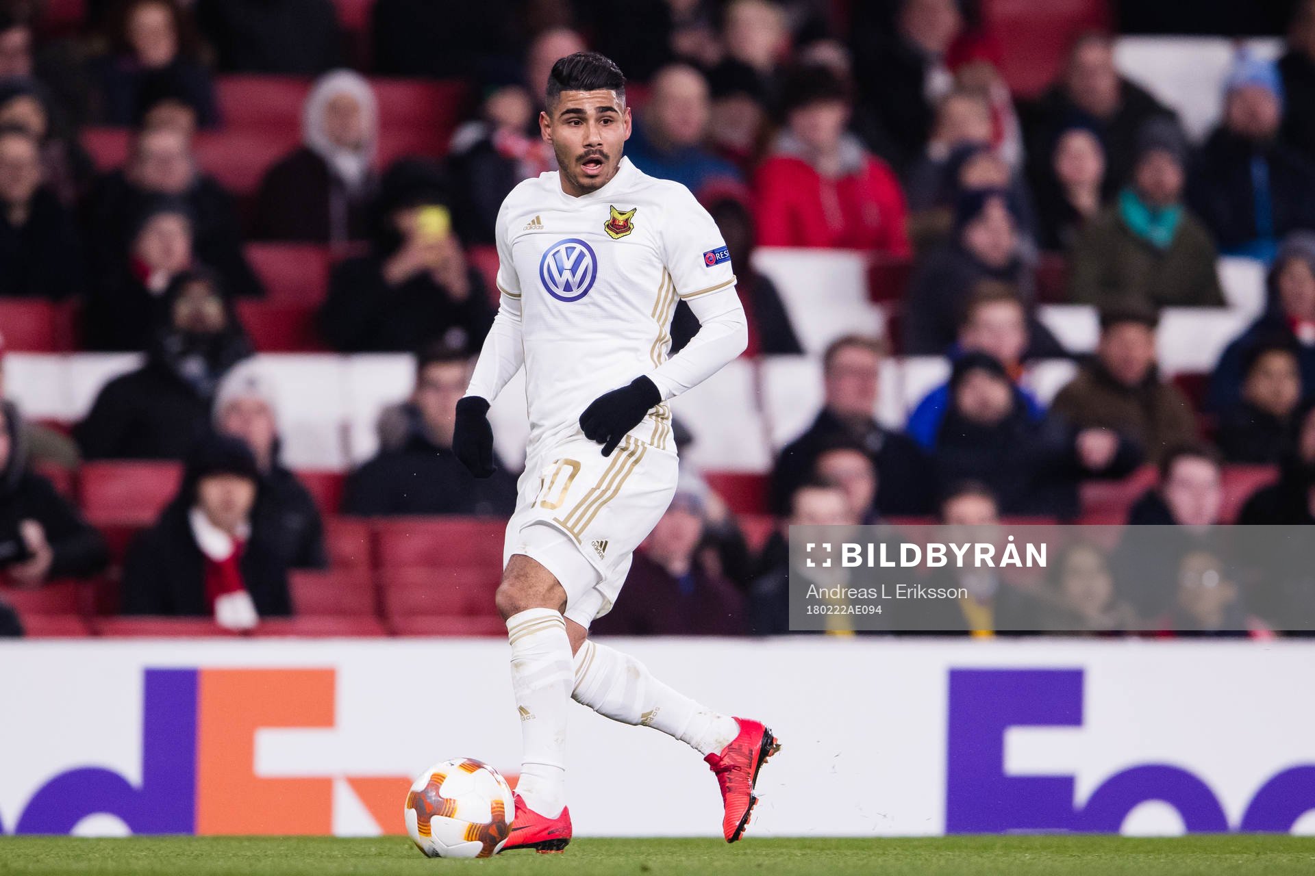 Östersunds Hosam Aiesh med bollen