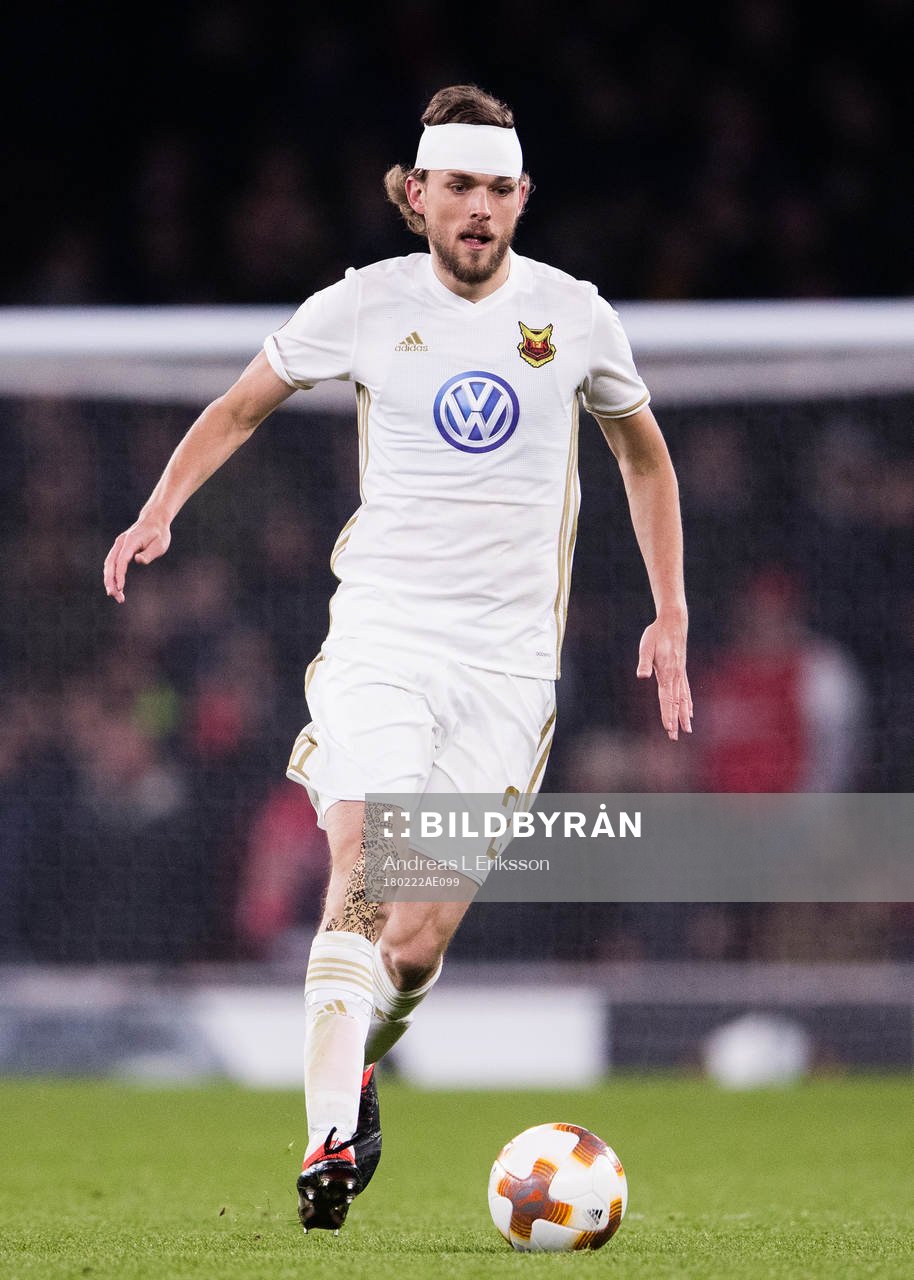 Östersunds Tom Pettersson med bollen
