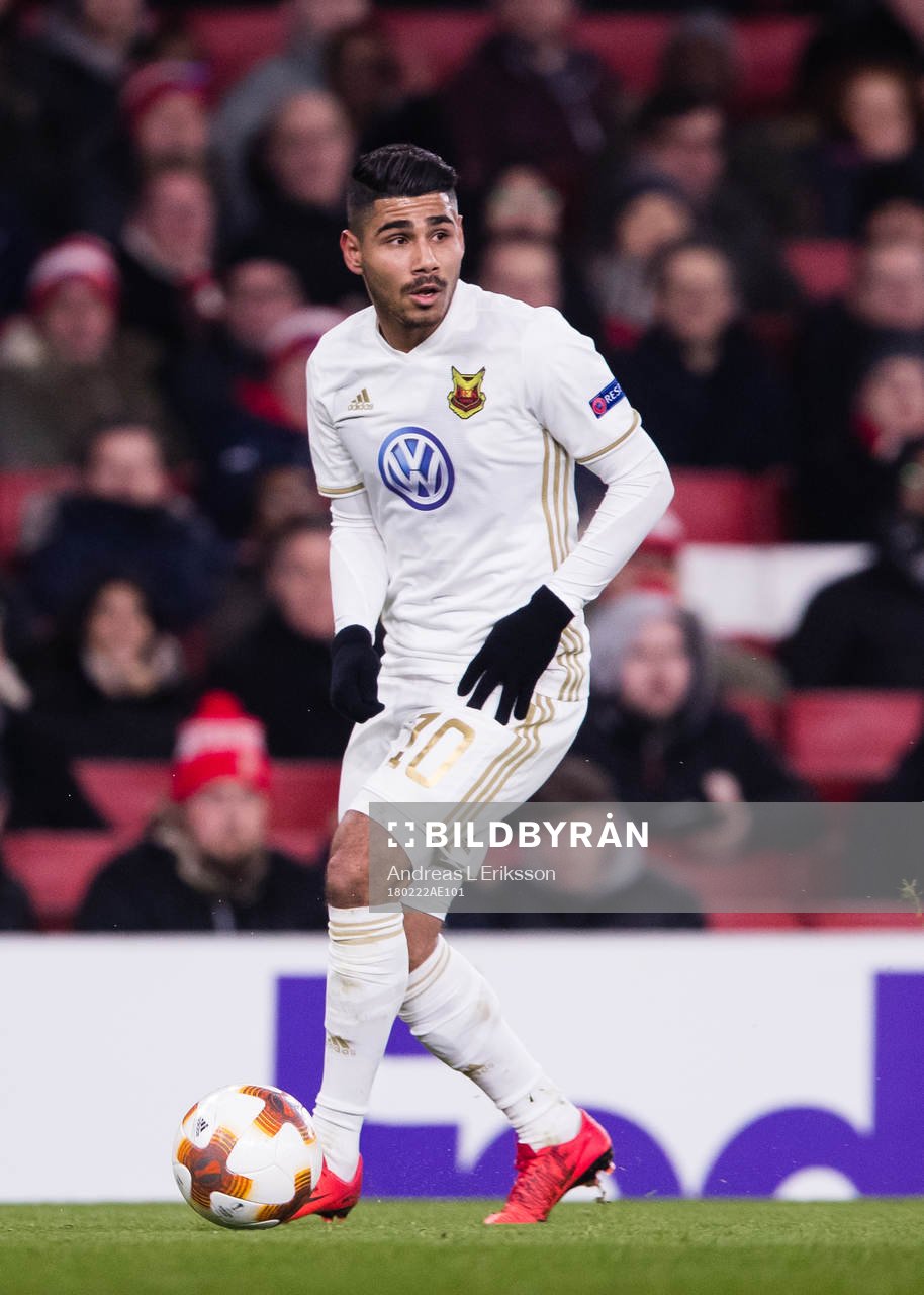 Östersunds Hosam Aiesh med bollen