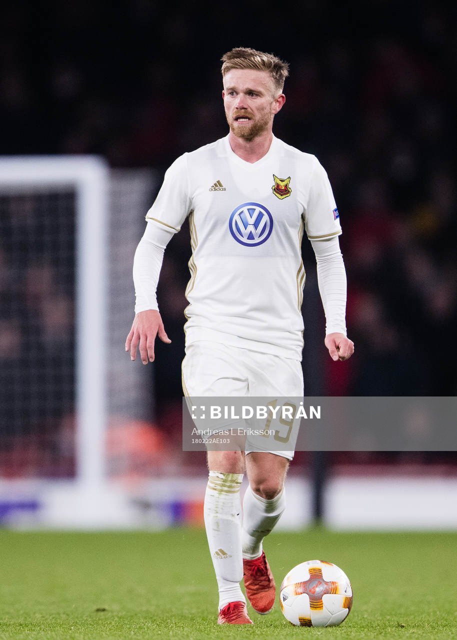 Östersunds Dennis Widgren med bollen