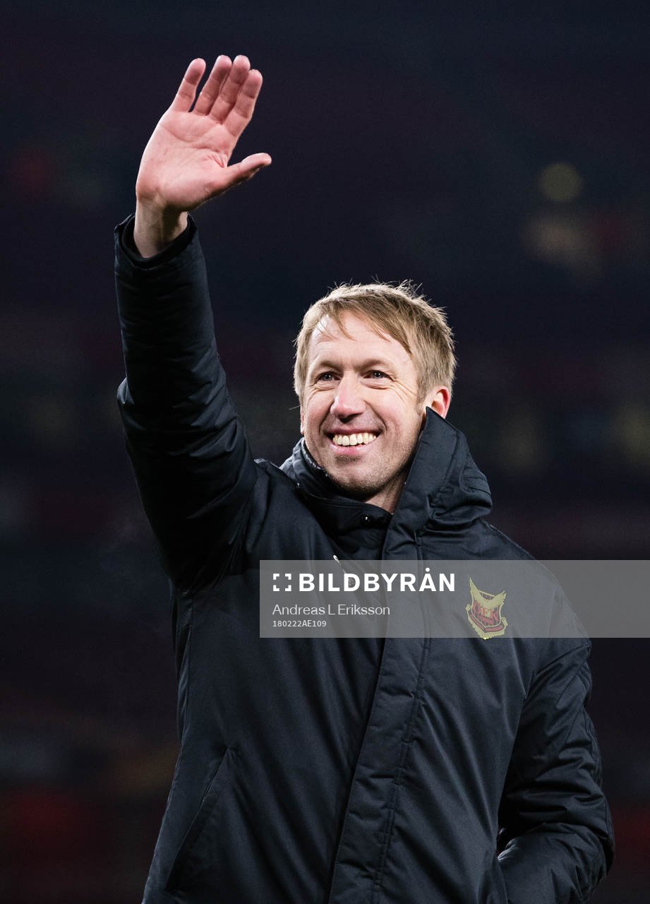Östersunds tränare Graham Potter vinkar till publiken
