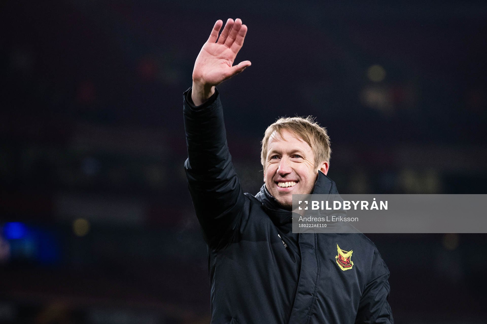 Östersunds tränare Graham Potter vinkar till publiken