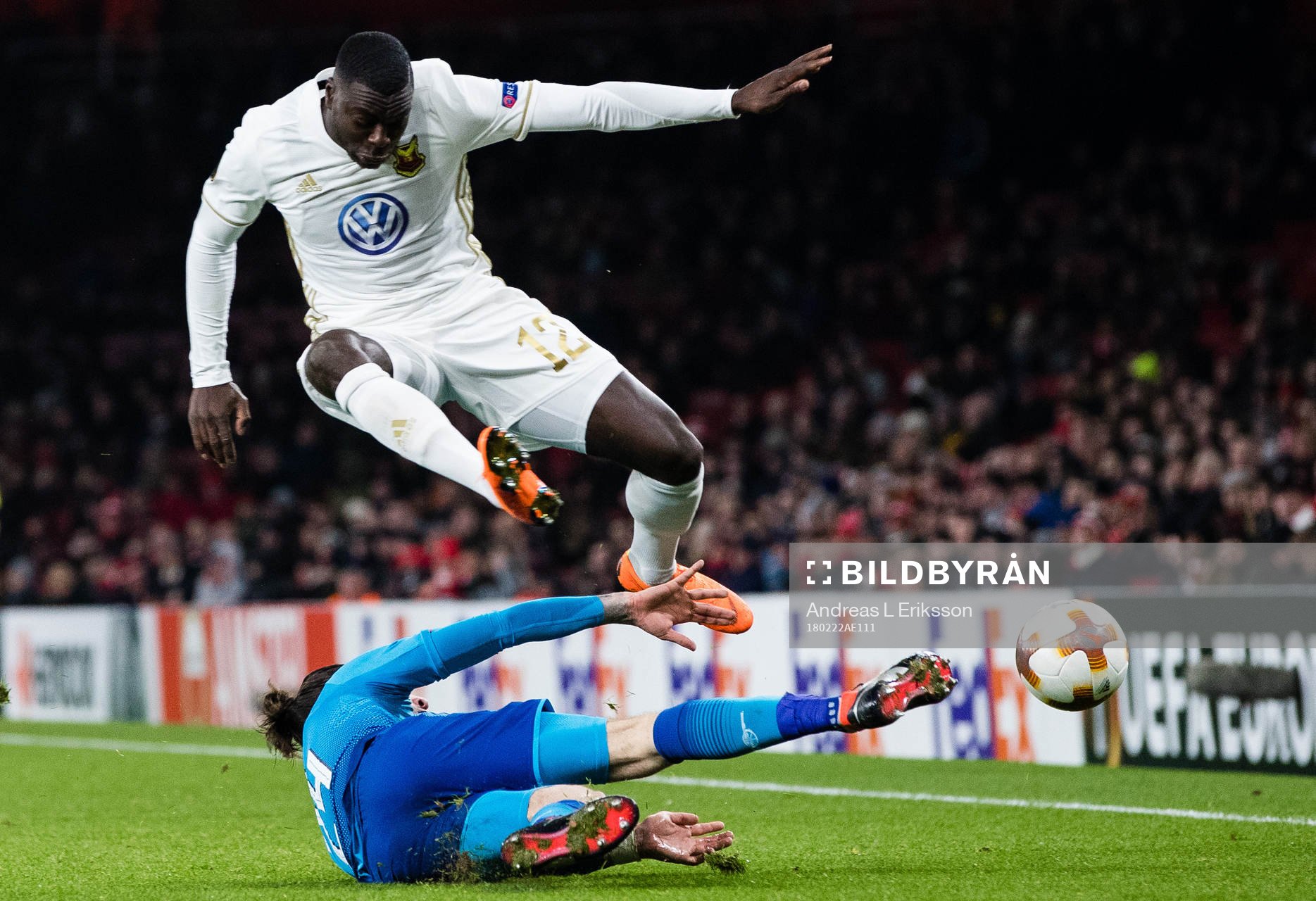 Arsenals Hector Bellerin rensar undan bollen för Östersunds Ken Sema under fotbollsmatchen i Europa League mellan Arsenal och Östersund den 22 februari 2018 i London.