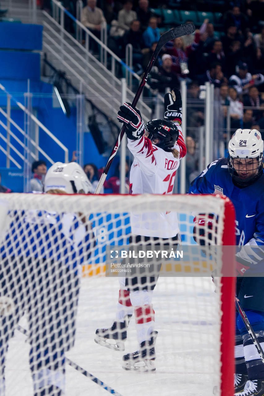 Marie-Philip Poulin of Canada celebrates the 2-1  goal