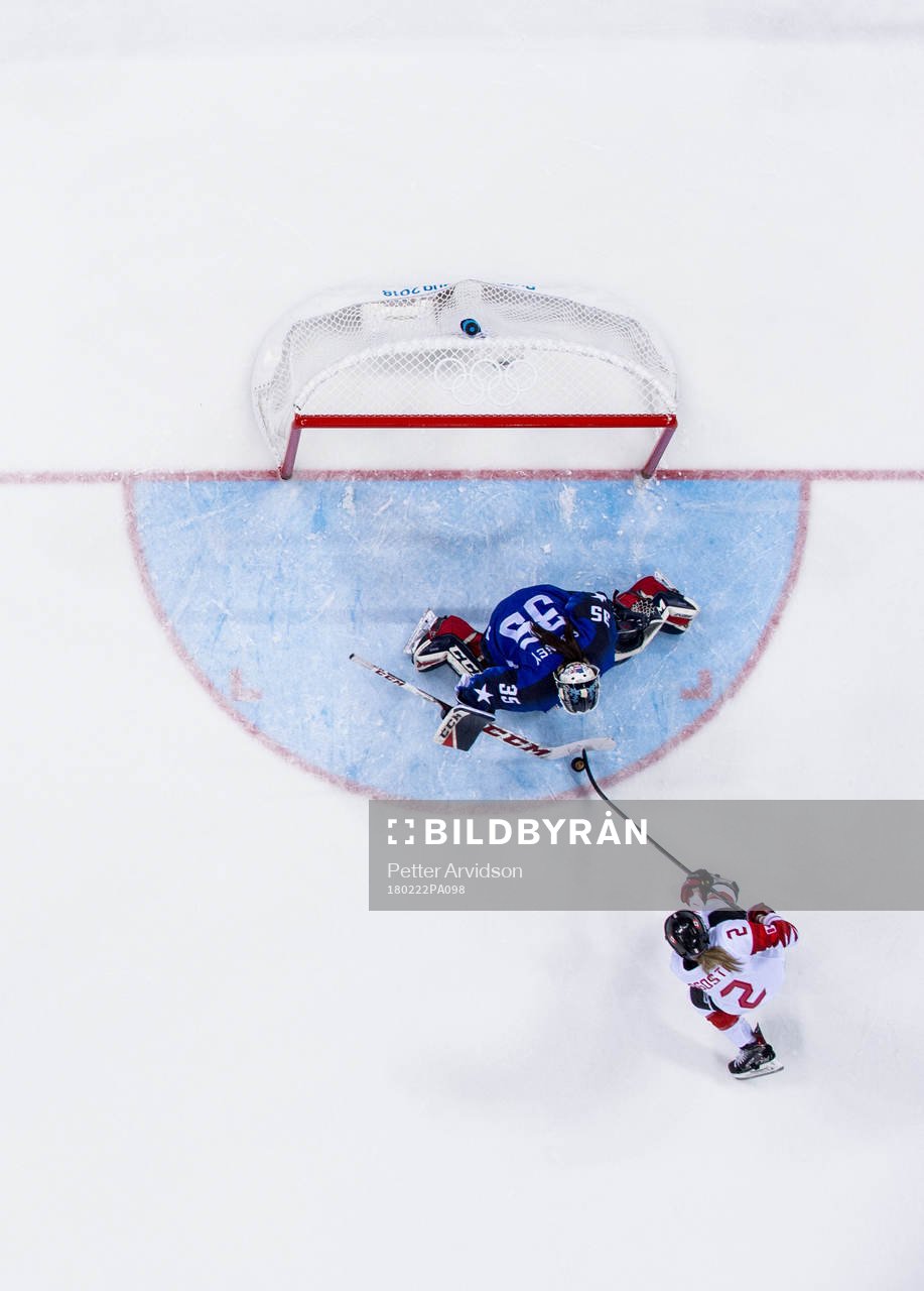 Goaltender Maddie Ronney of USA makes the game winning save