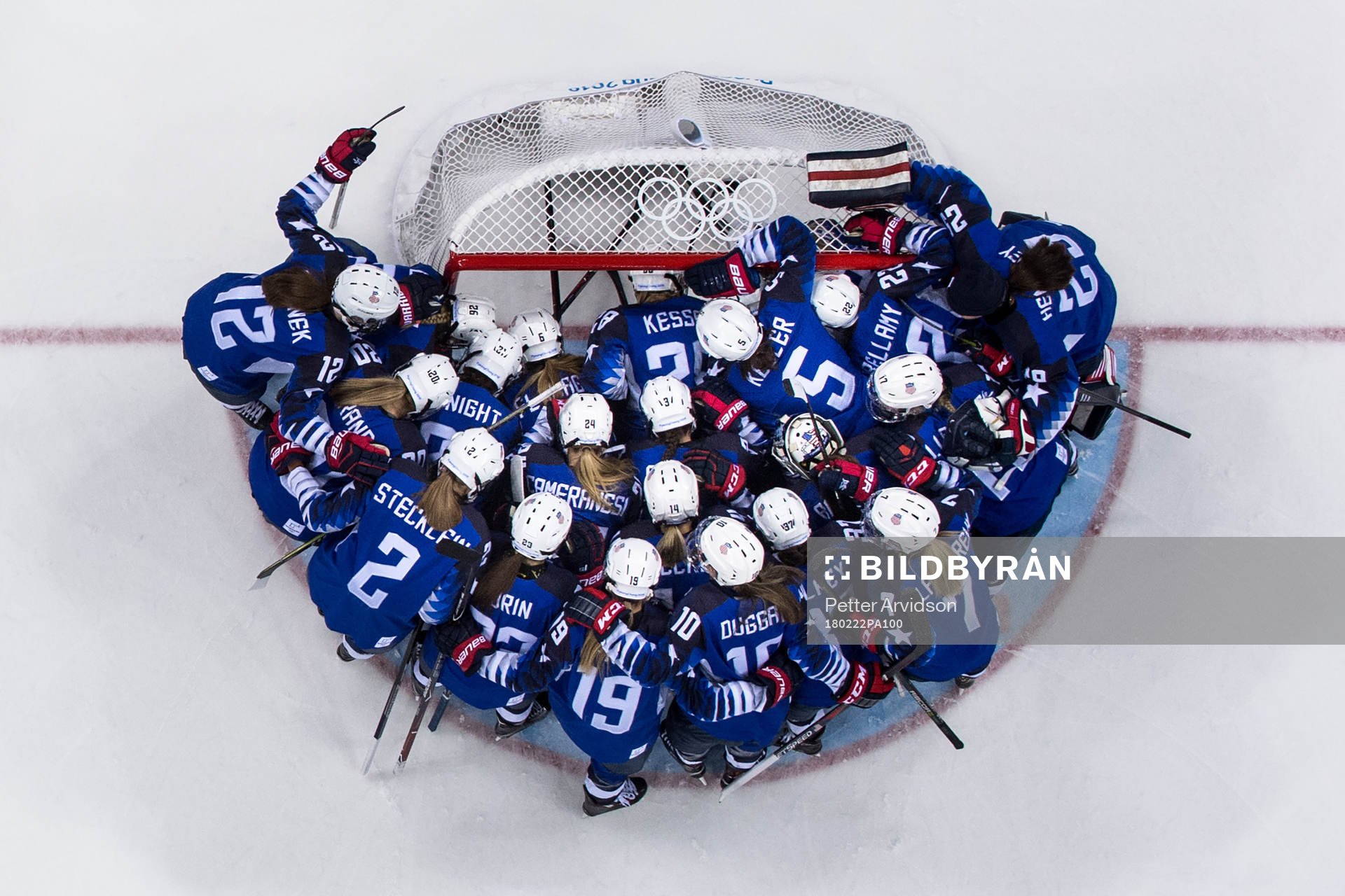 Players of USA huddle prior the Women's ice hockey final