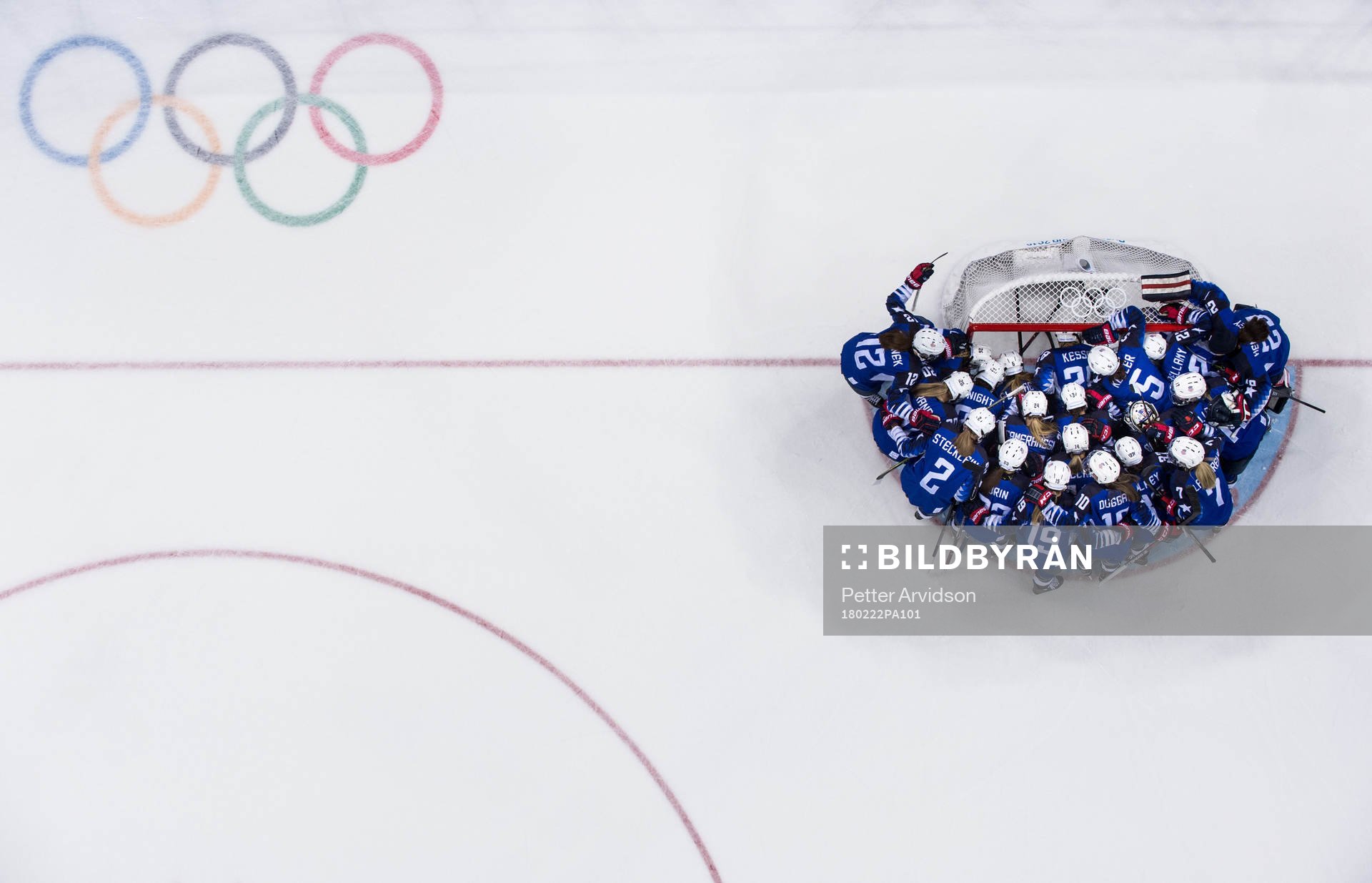 Players of USA huddle prior the Women's ice hockey final