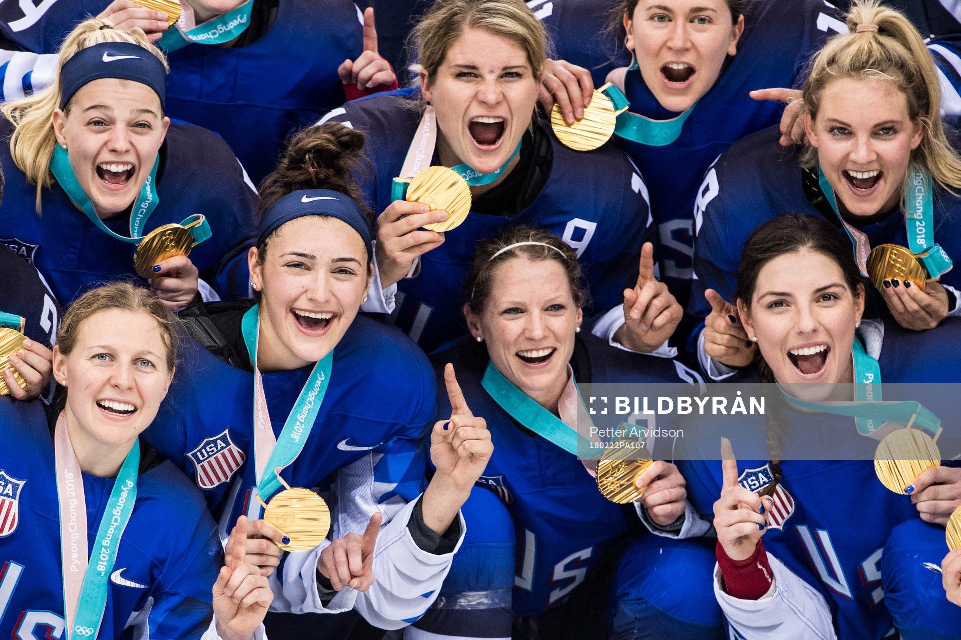 Players of USA celebrates with their gold medals