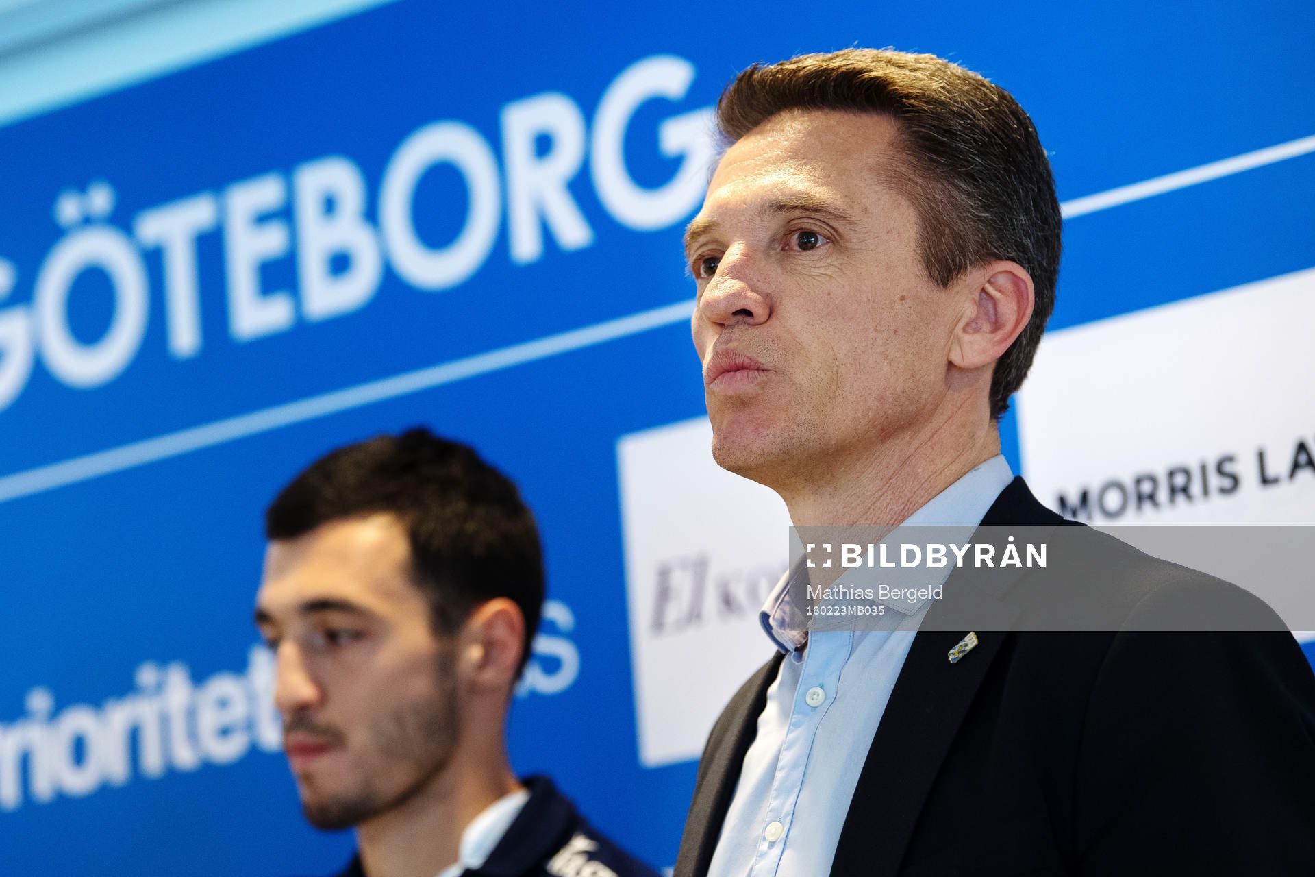 Sportchef Mats Gren när Giorgi Kharaishvili (i bakgrunden)