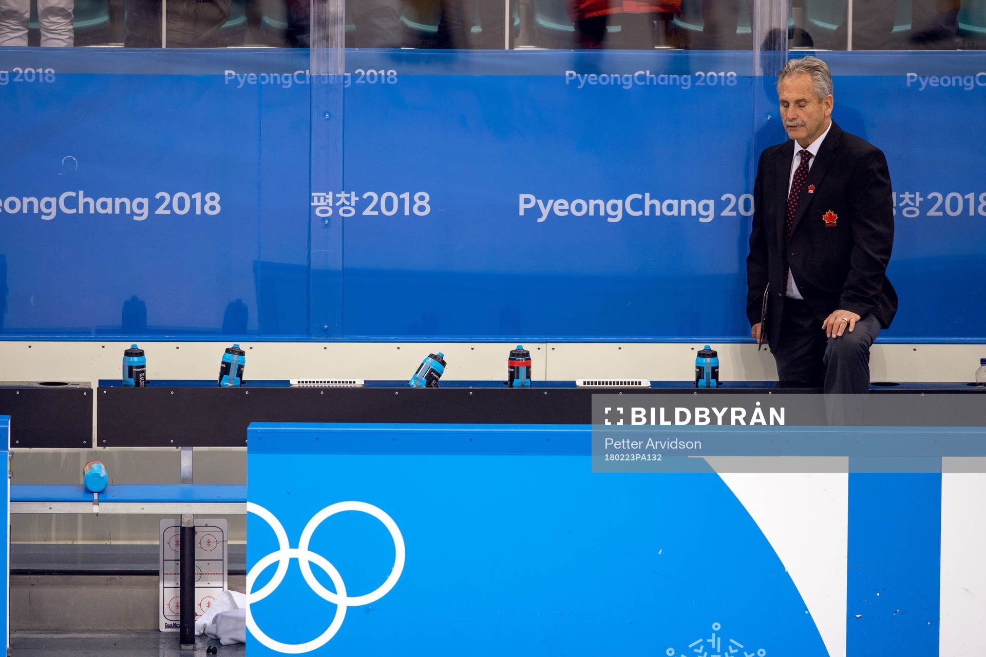 Willie Desjardins, Head Coach of Canada looks dejected
