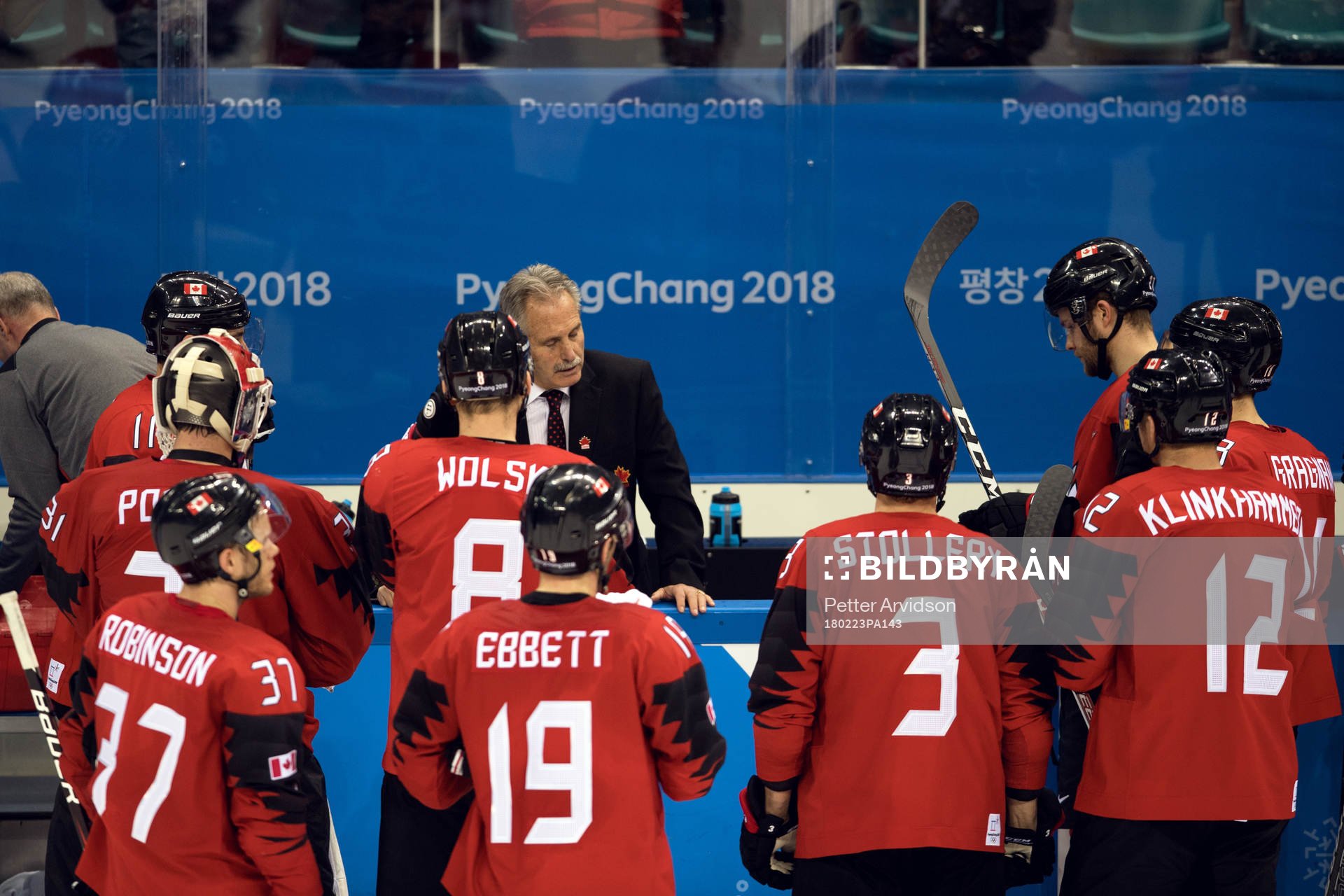 Willie Desjardins, Head Coach of Canada looks dejected