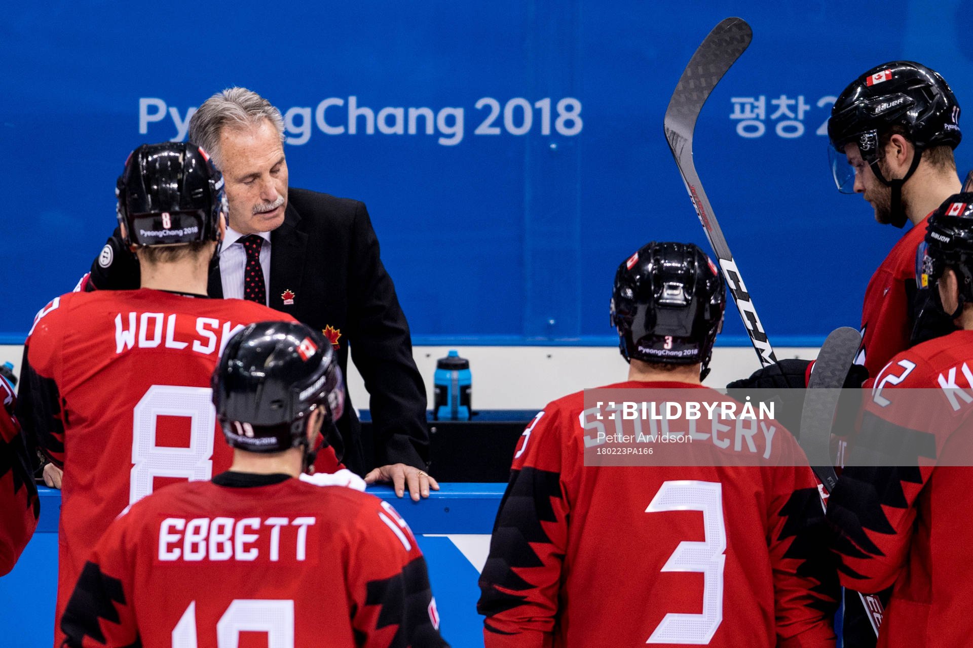 Willie Desjardins, Head Coach of Canada looks dejected