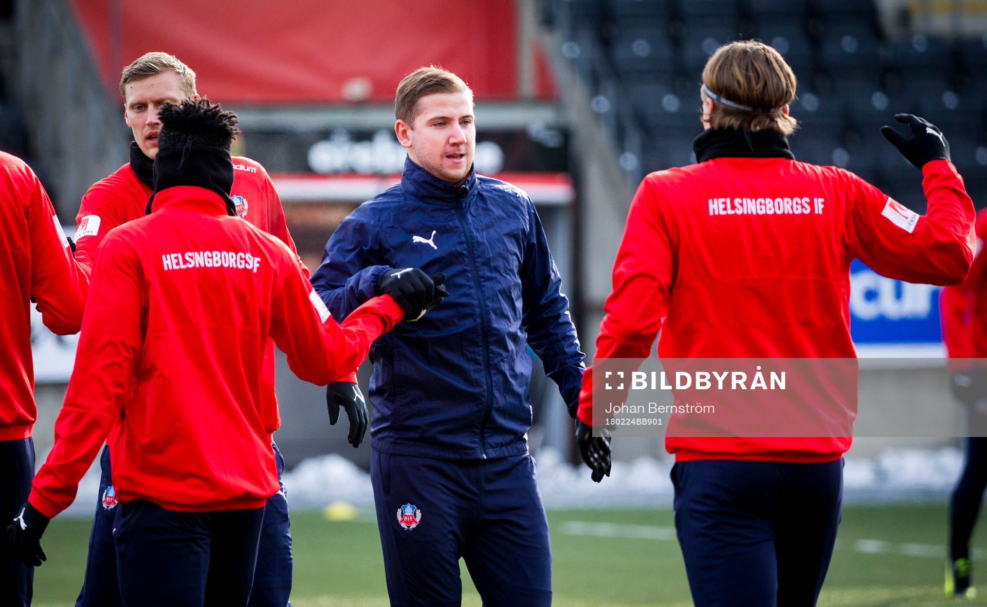 Helsingborgspelarna gör high five innan