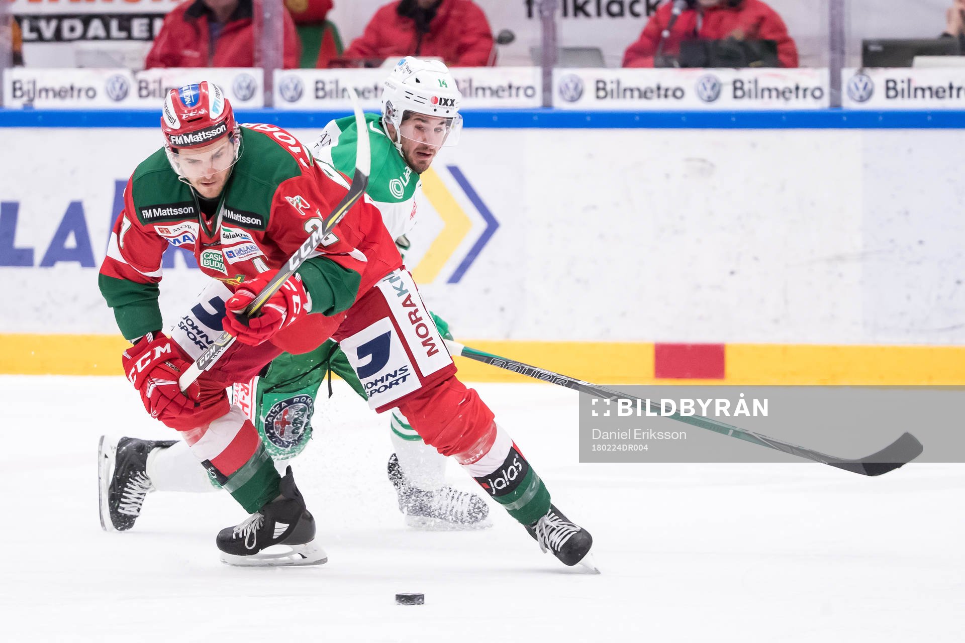Rögles Stephen Perfetto  jagar Moras Matt Bailey  i
