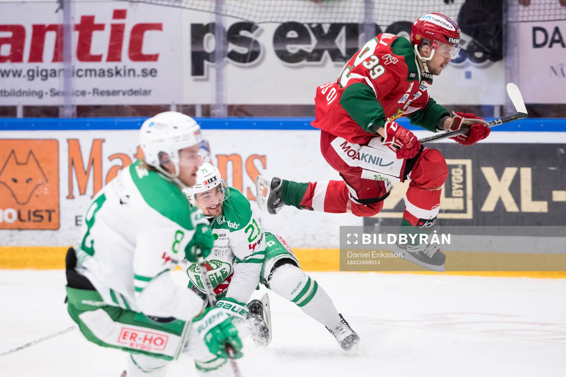 Moras Jacob Nilsson flyger över Rögles Kevin Gagné  i