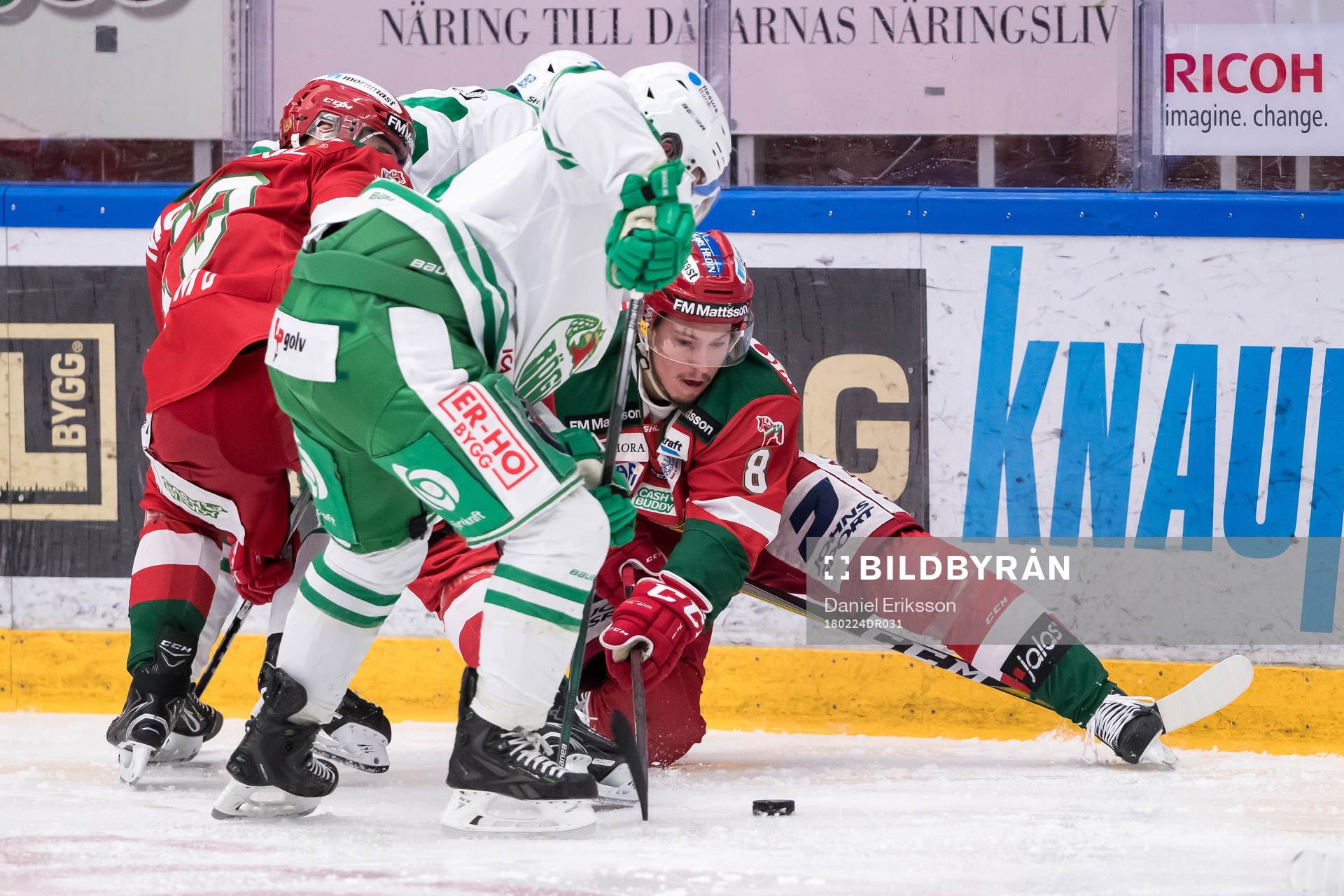 Rögles Stephen Perfetto  och Moras Robin Johansson  i