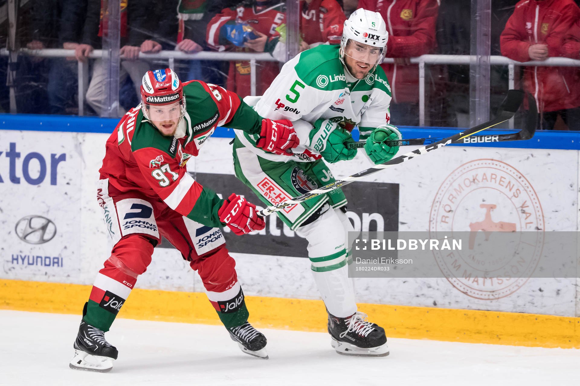 Moras David Kase och Rögles Alen Bibic  i ishockeymatchen