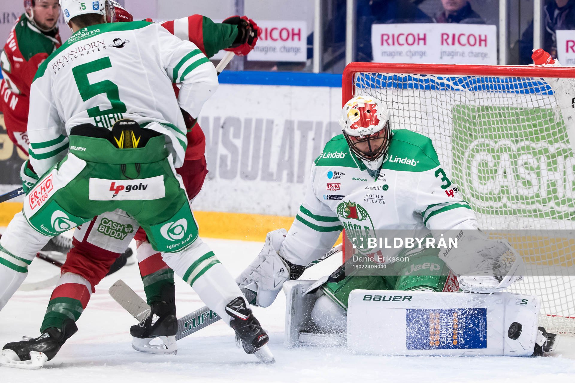 Rögles målvakt Justin Pogge räddar i ishockeymatchen i
