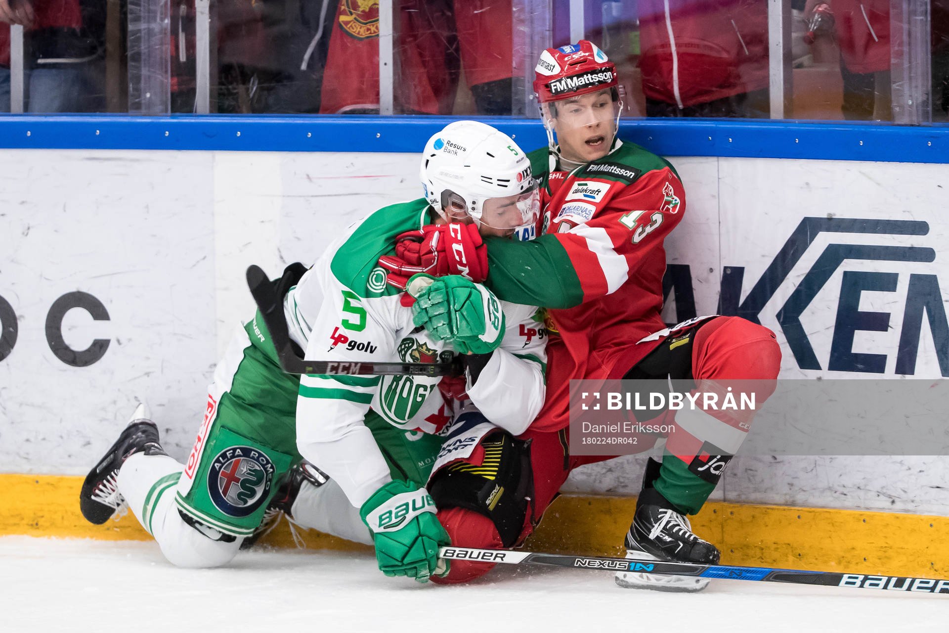 Rögles Alen Bibic och Moras Emil Bejmo  i ishockeymatchen