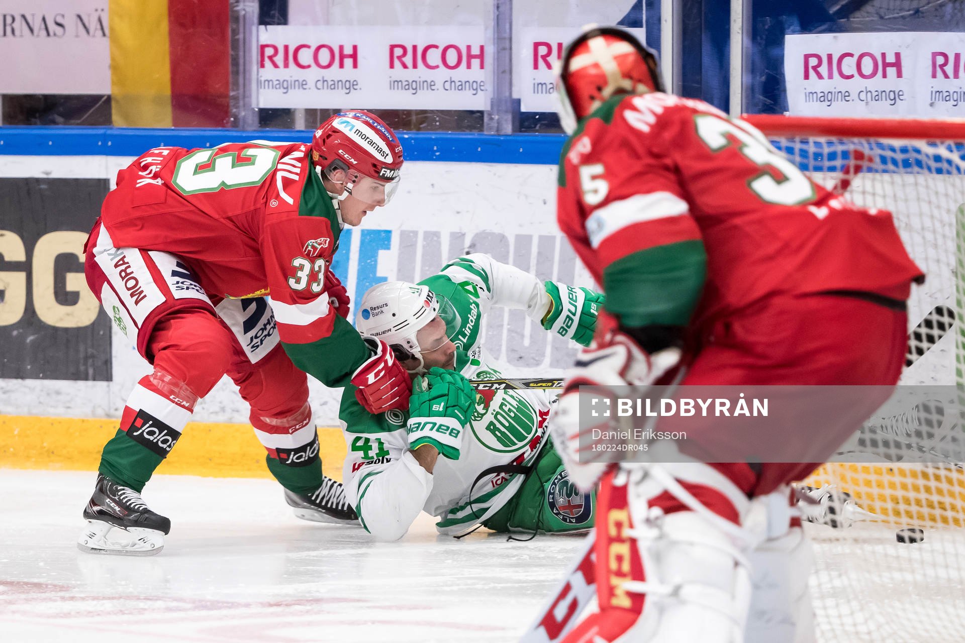 Moras Joakim Lilliehöök och Rögles Daniel Widing  i
