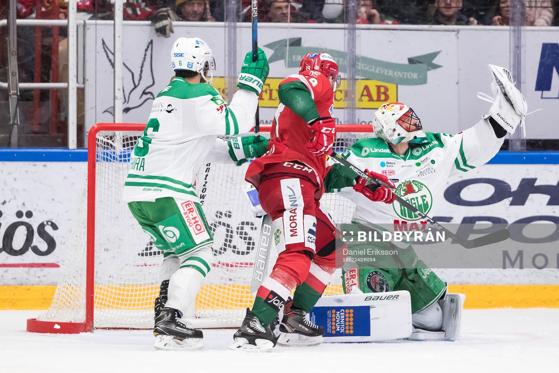 Rögles målvakt Justin Pogge räddar Moras John Persson