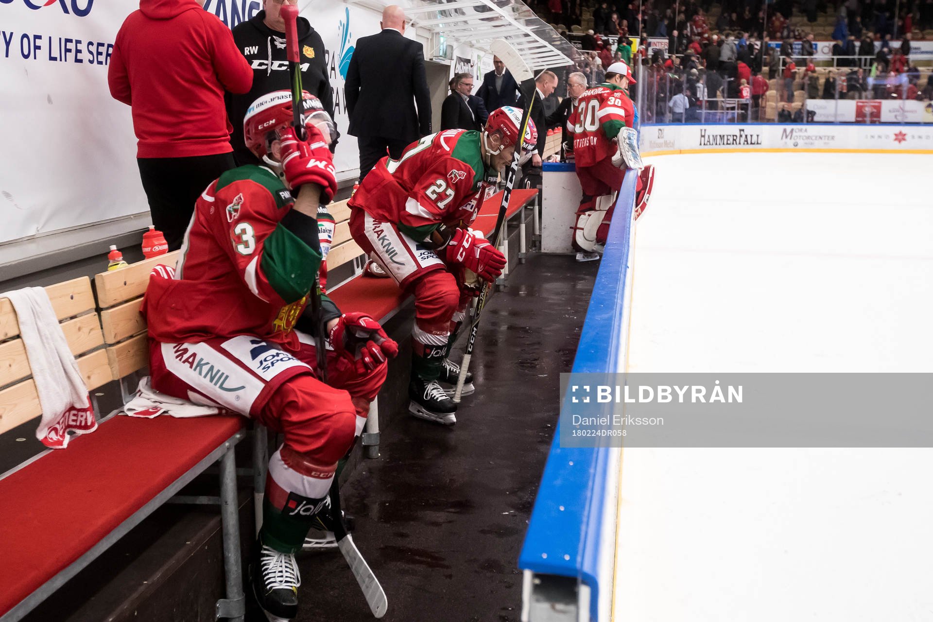 Moras Tomas Skogs och Matt Bailey på bänken