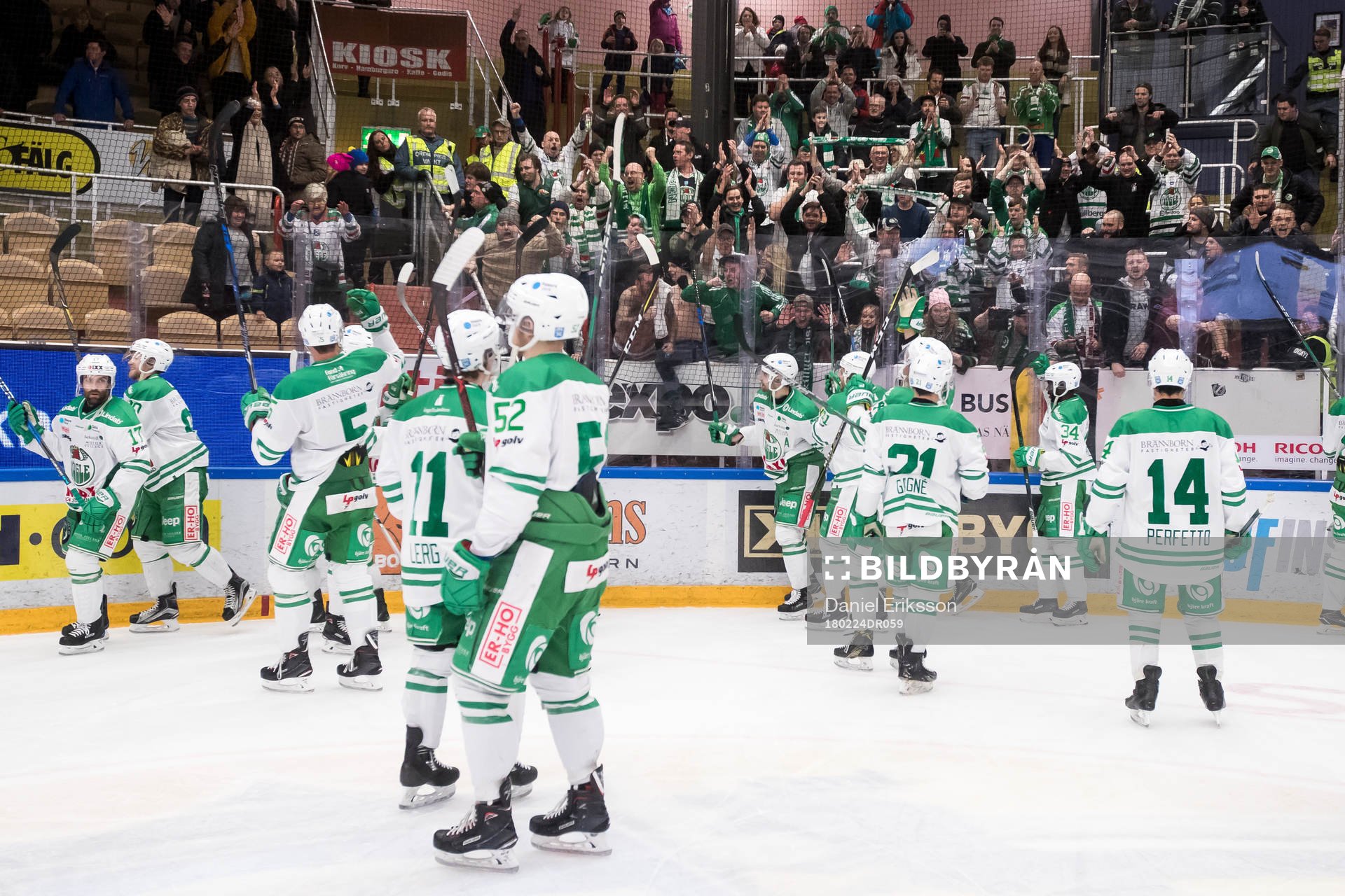 Rögles spelarna jublar framför klacken