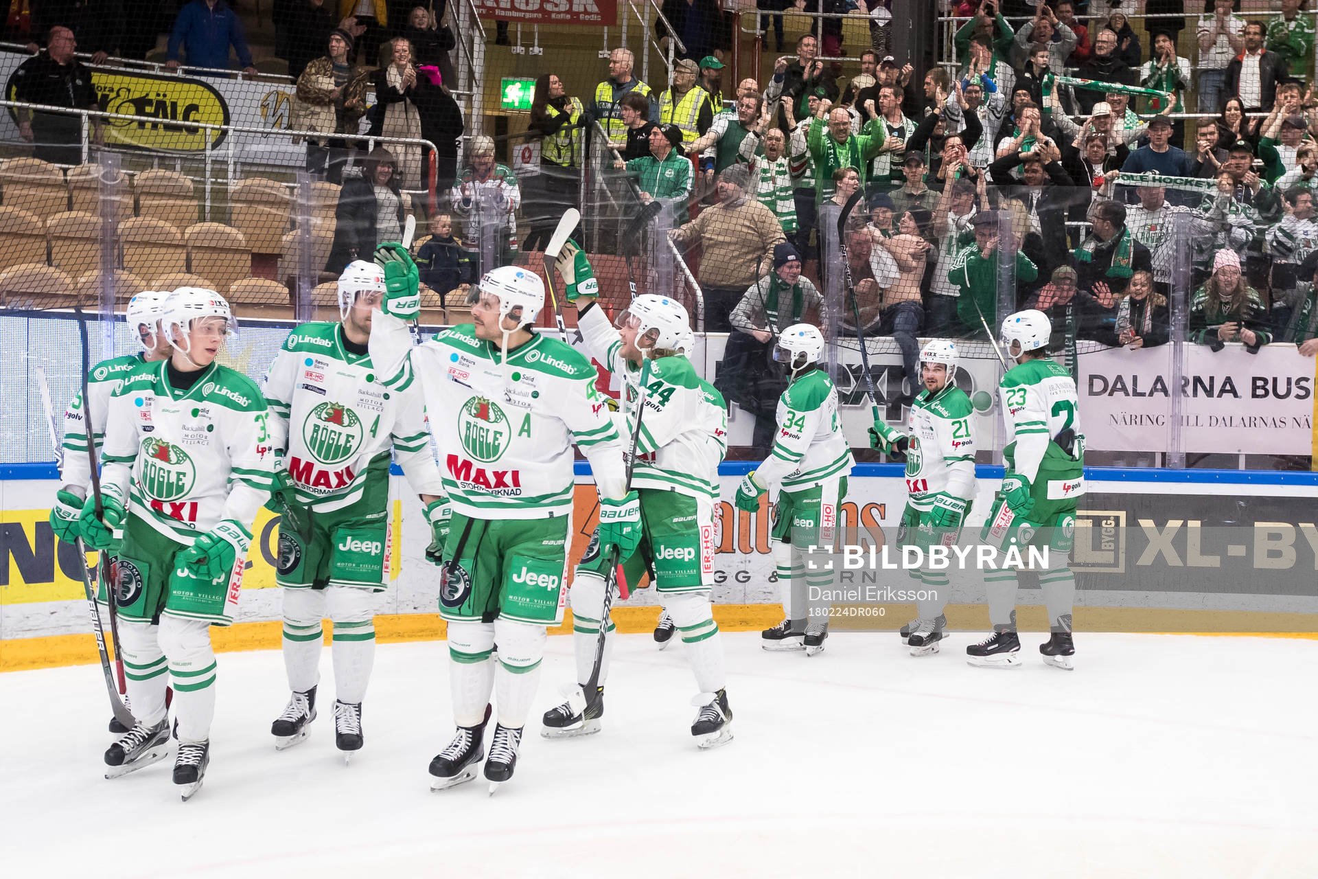 Rögles spelarna jublar framför klacken