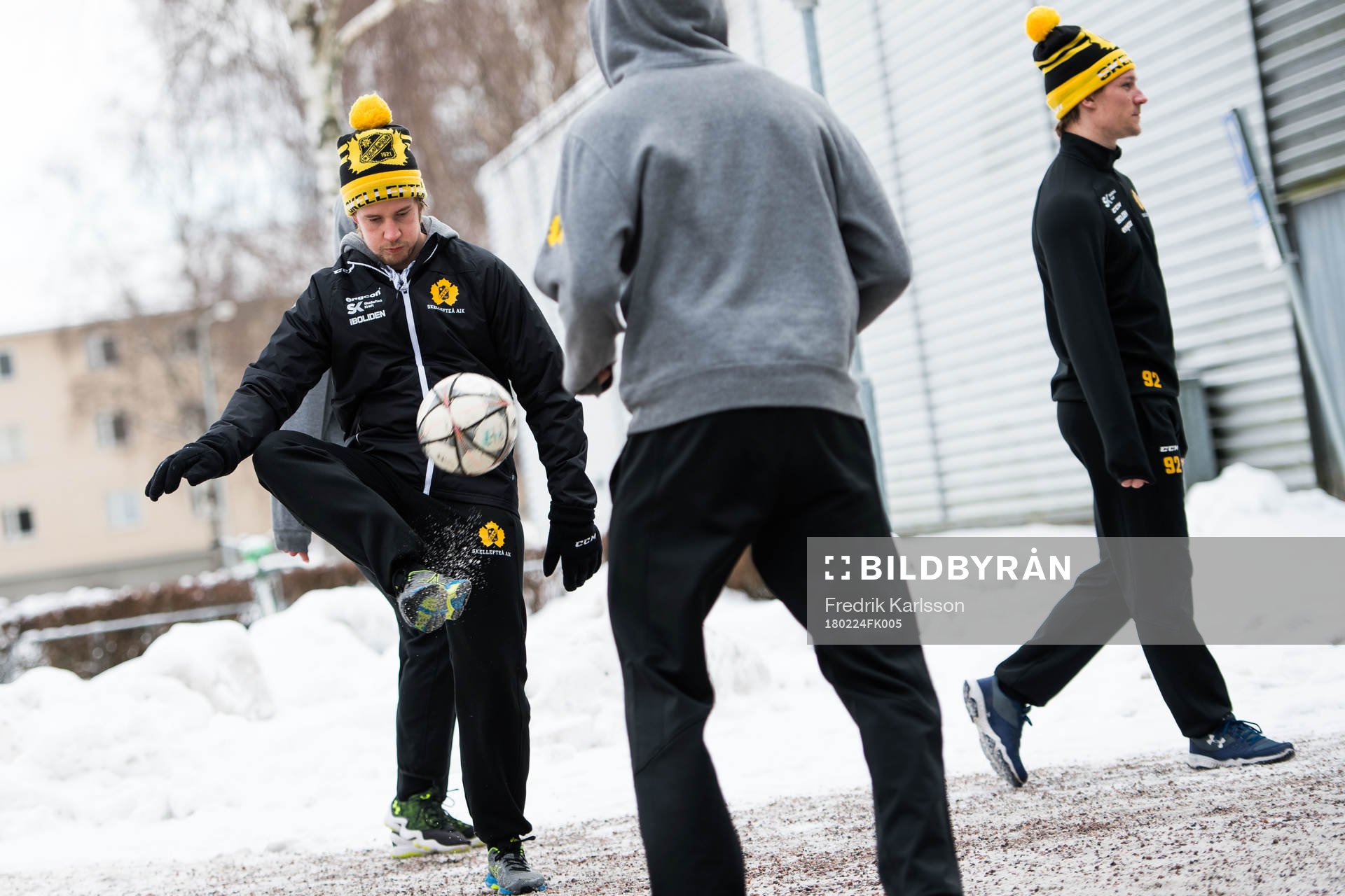 Skellefteås Jonathan Pudas värmer upp med boll