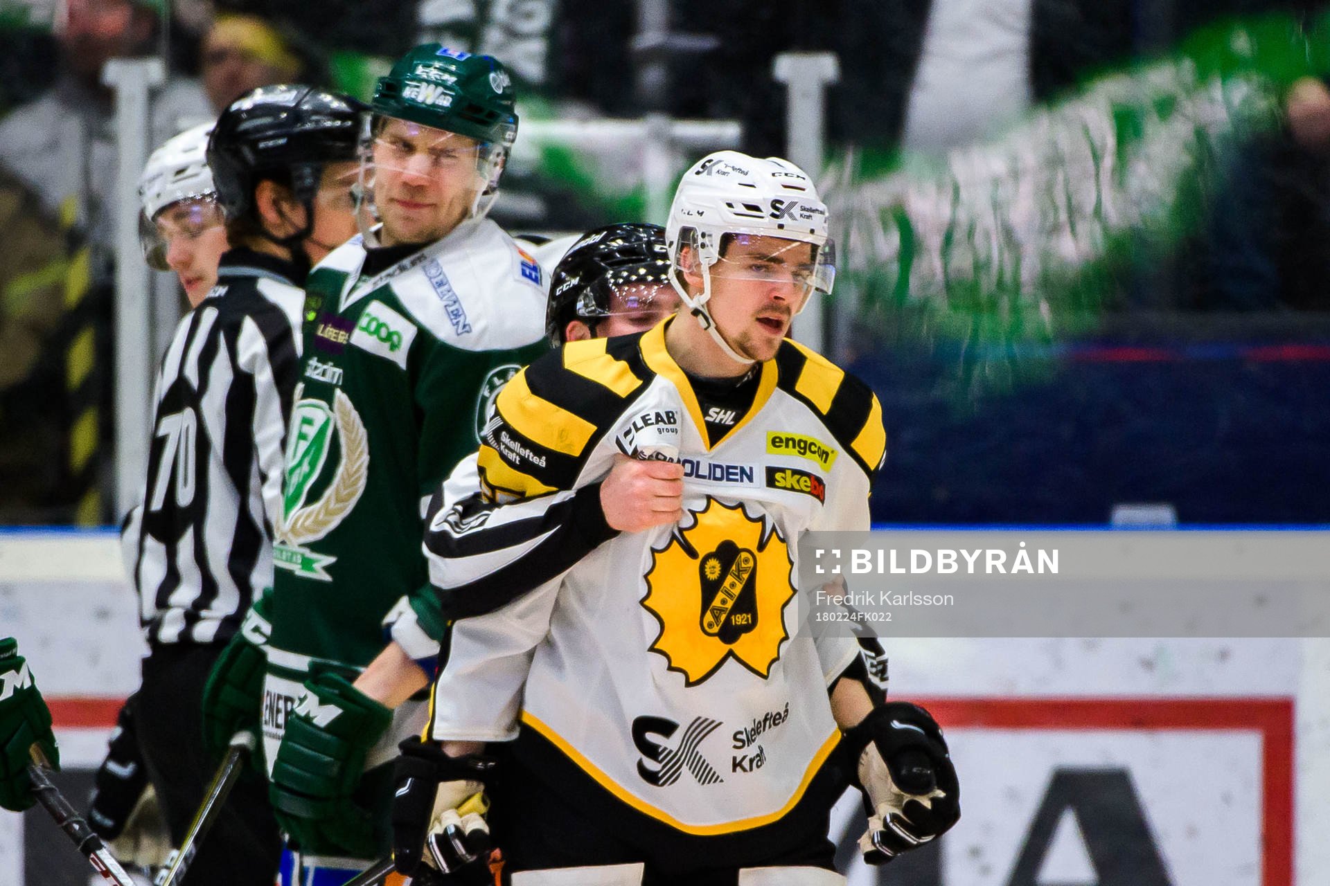 Färjestads Ilari Melart och Skellefteås Emil Djuse i en