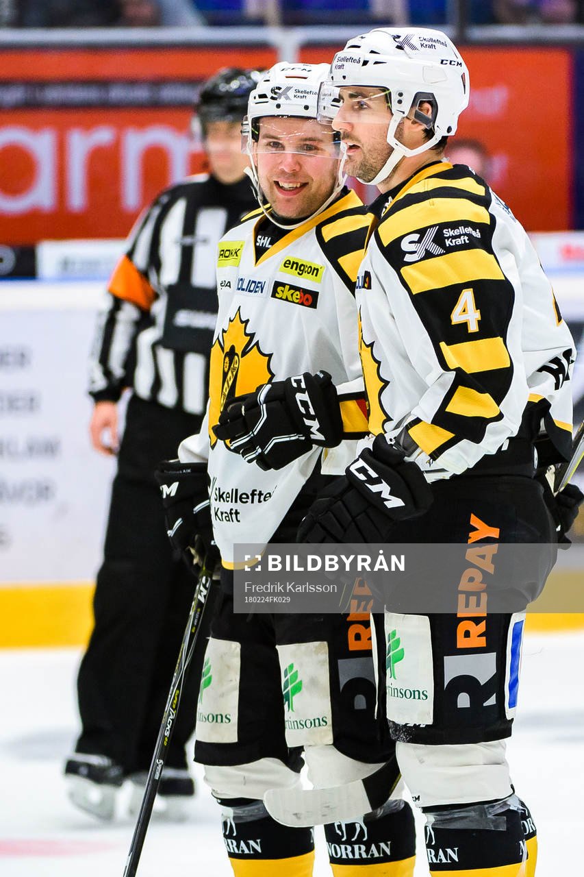 Skellefteås Mark Katic och Bud Holloway jublar