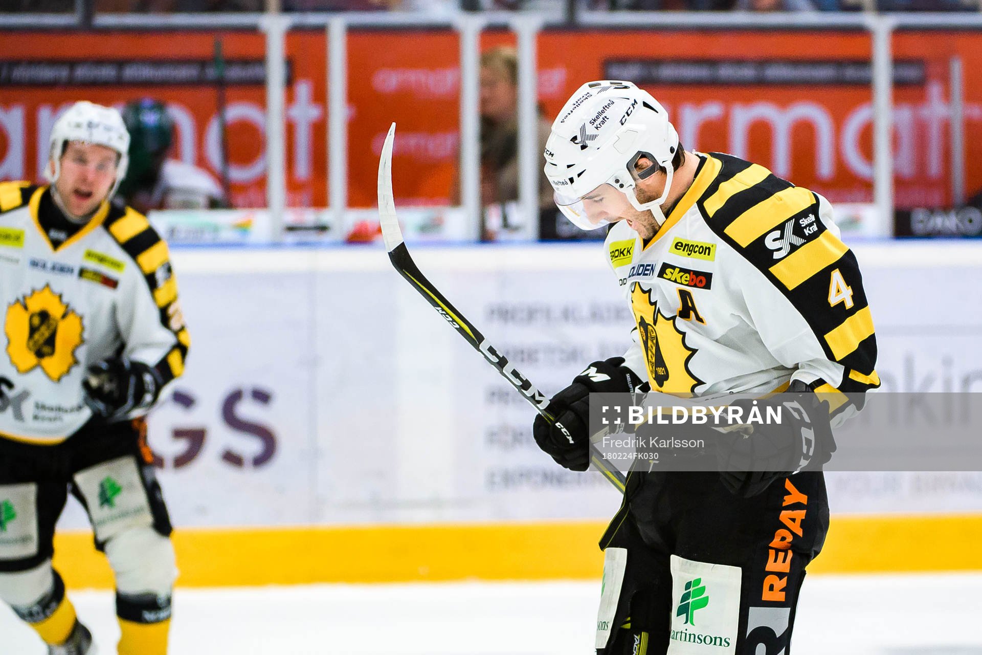 Skellefteås Mark Katic och Bud Holloway jublar