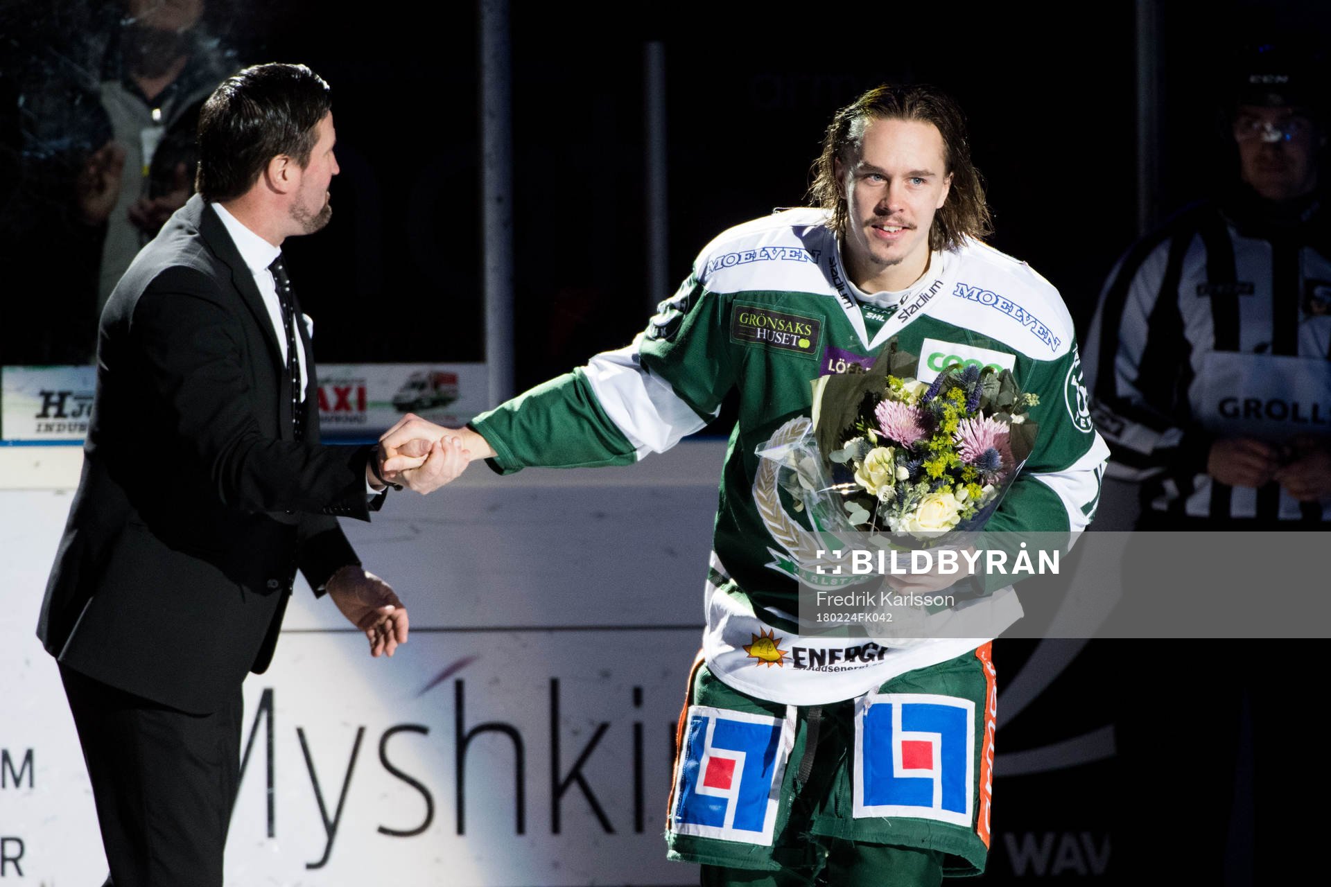 Färjestads Joakim Nygård får blommor innan