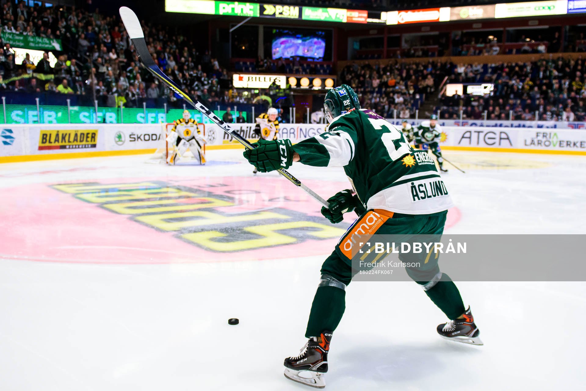 Färjestads Per Åslund laddar ett skott