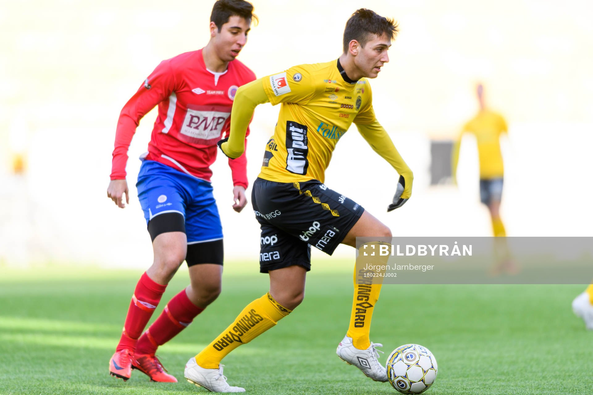 Elfsborgs Aleksandar Ceganjac och Karlslunds Luiz Felippe Couto de Jesus under fotbollsmatchen i Ligacupen U19 mellan IF Elfsborg och Karlslunds IF HFK den 24 februari 2018 i Borås.