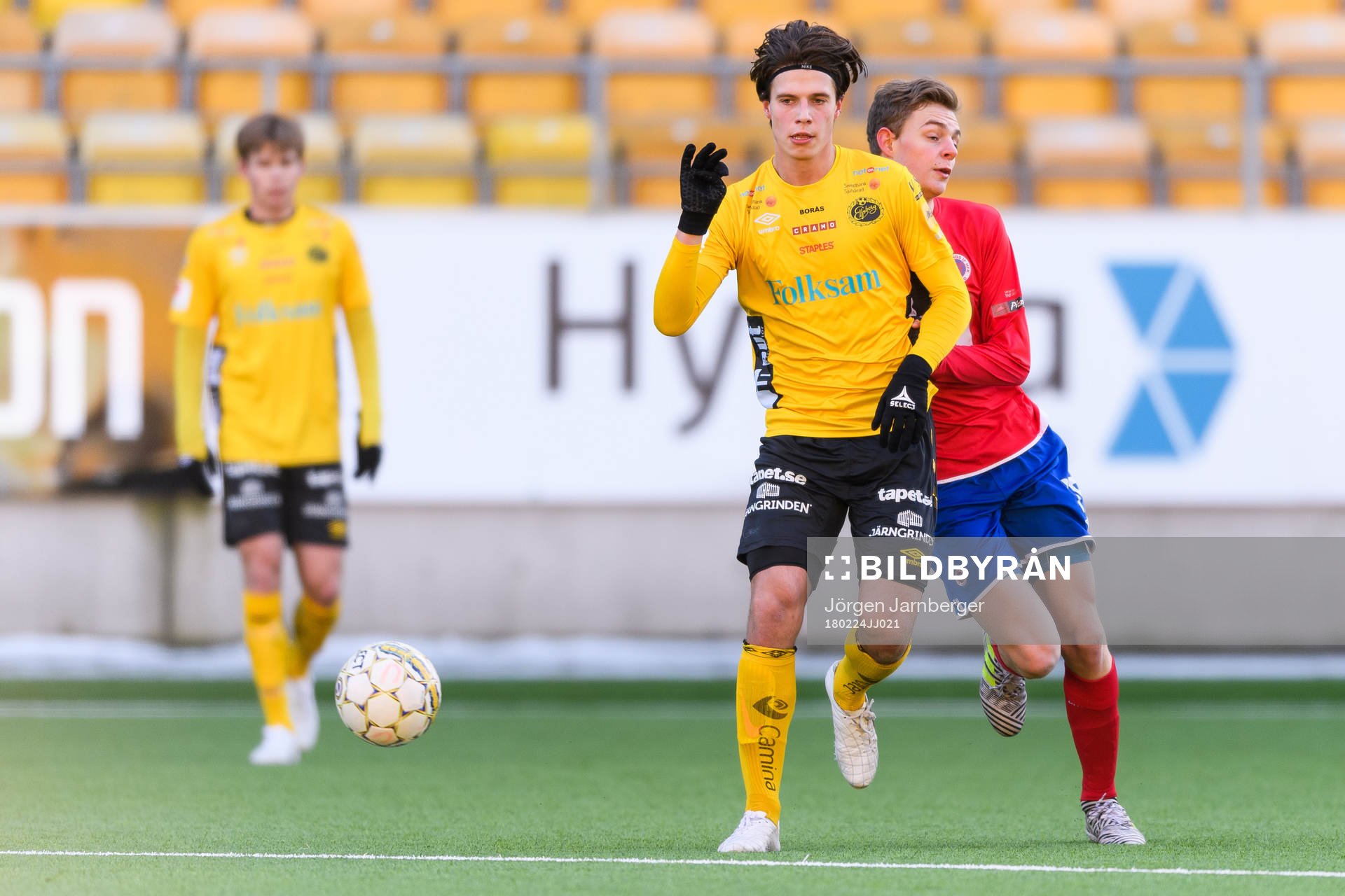 Elfsborgs Joakim Engström och Karlslunds Luiz Felippe Couto de Jesus under fotbollsmatchen i Ligacupen U19 mellan IF Elfsborg och Karlslunds IF HFK den 24 februari 2018 i Borås.