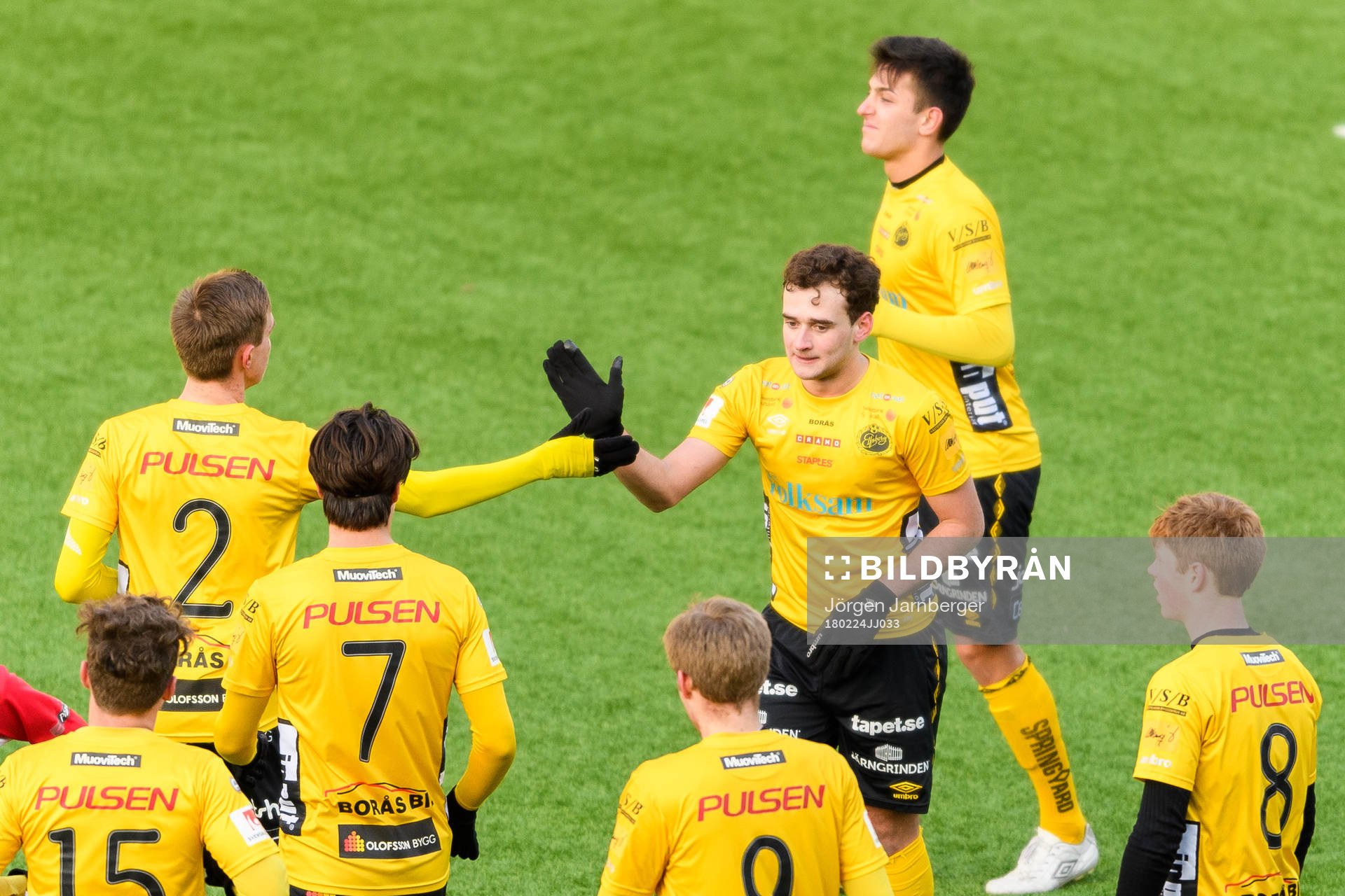 Elfsborgs Adrian Zeka gratuleras after 3-0 på straff under fotbollsmatchen i Ligacupen U19 mellan IF Elfsborg och Karlslunds IF HFK den 24 februari 2018 i Borås.