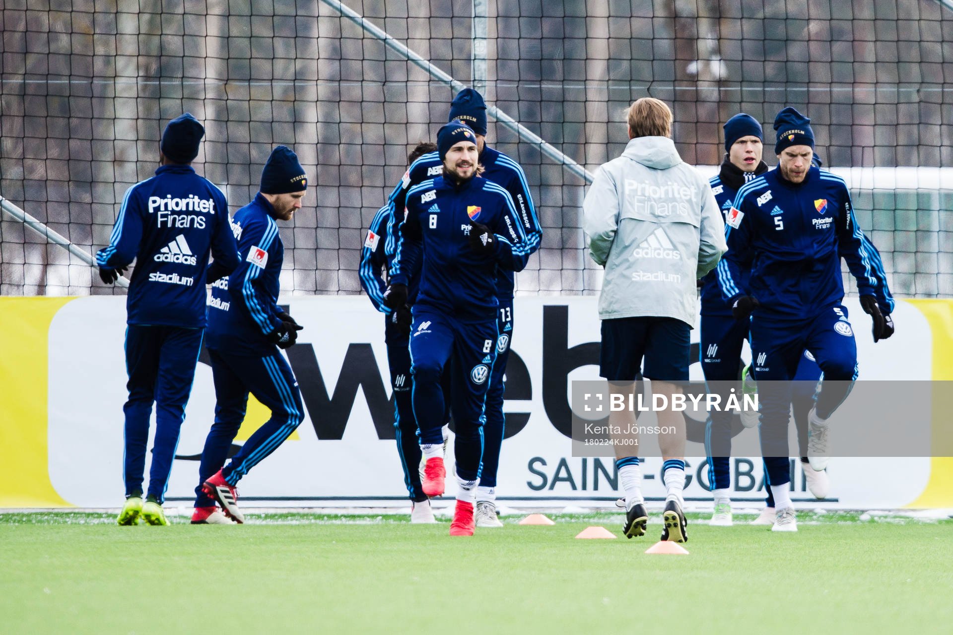Djurgårdens spelare värmer upp innan fotbollsmatchen i