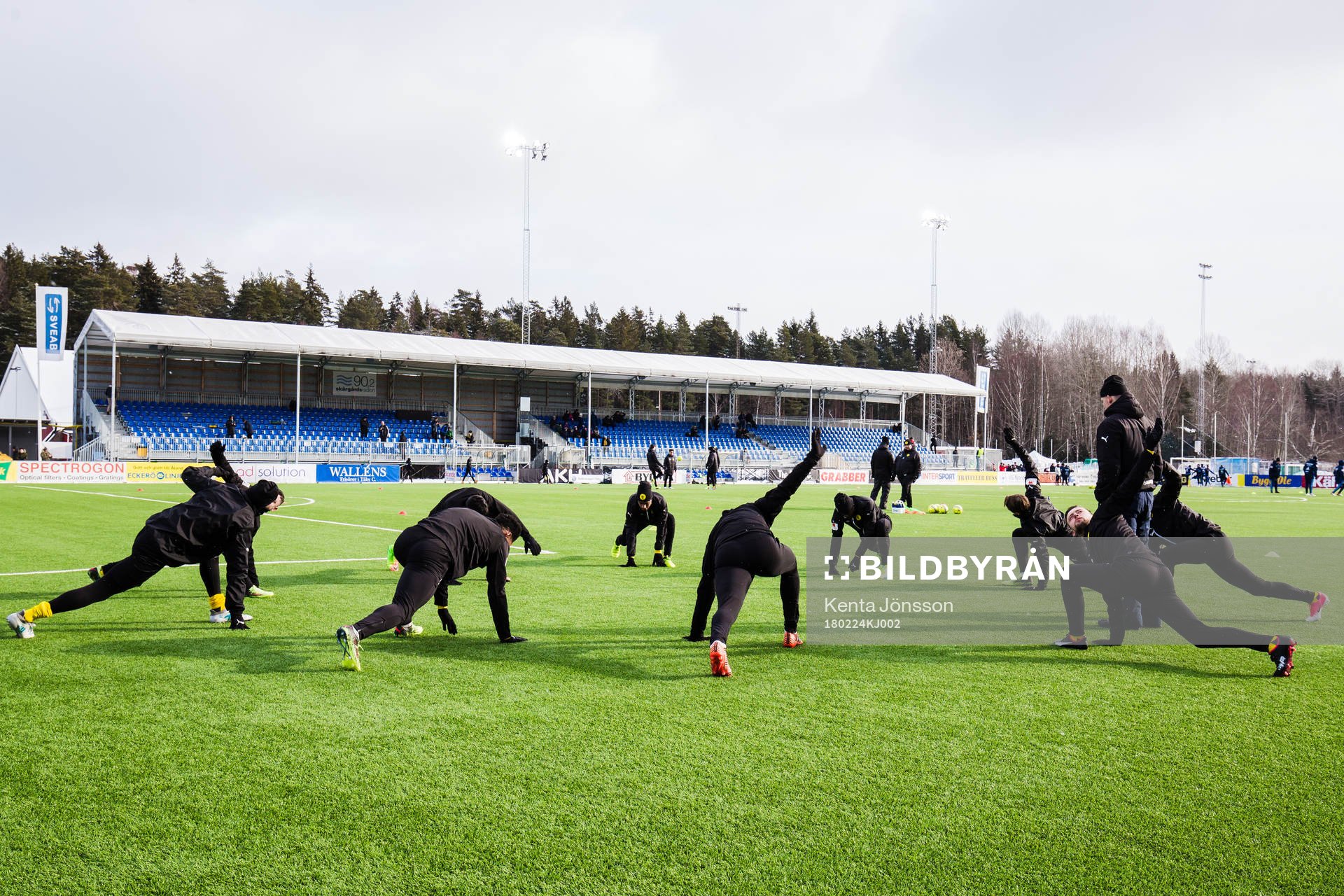 Frejs spelare värmer upp innan fotbollsmatchen i Svenska
