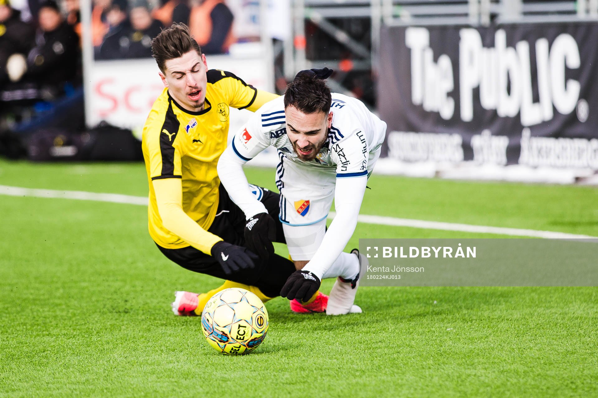 Djurgårdens Dzenis Kozica  faller i kamp om bollen med