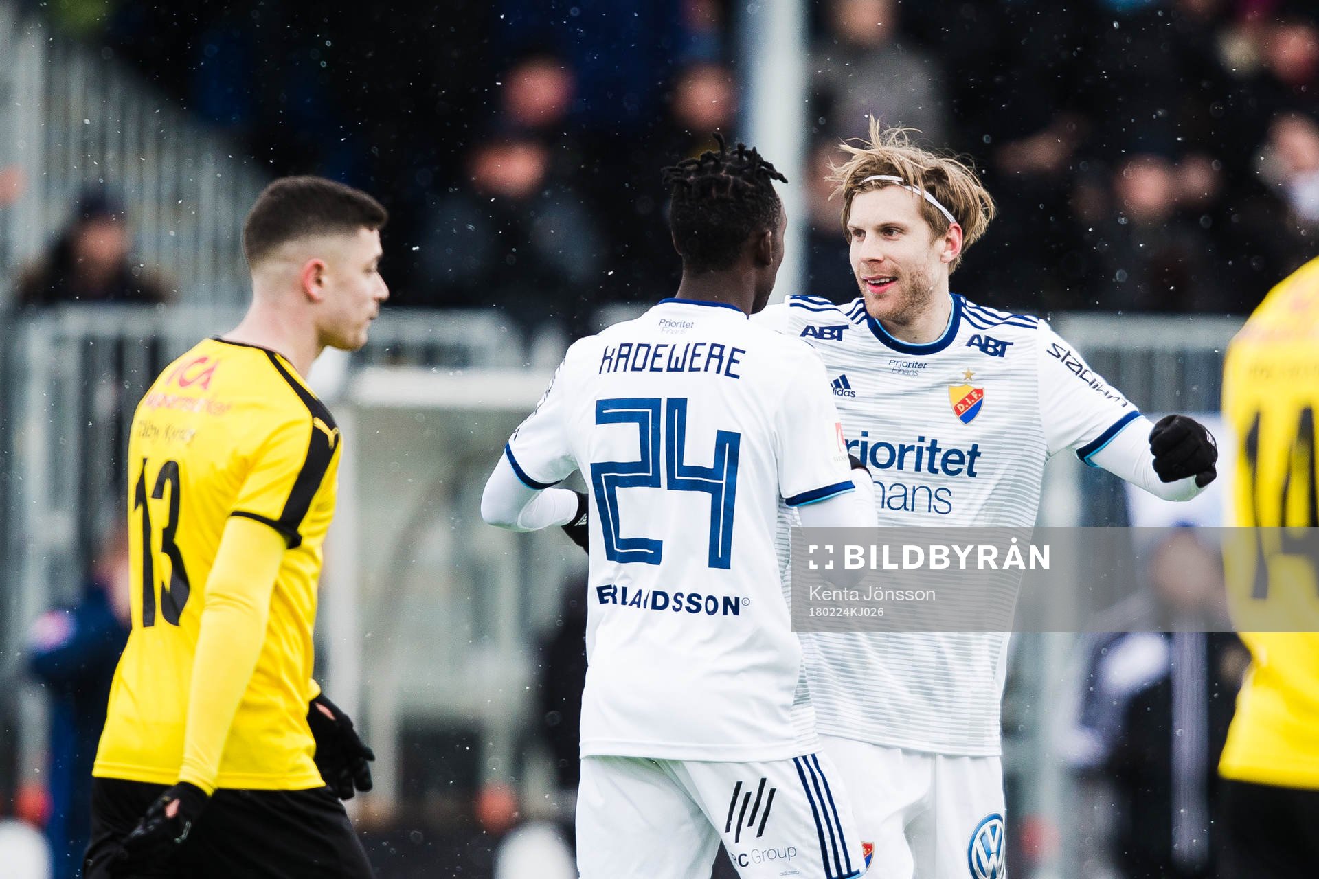 Djurgårdens Niklas Gunnarsson jublar med Philana Tinotenda Kadewere efter 0-1 under fotbollsmatchen i Svenska Cupen mellan Frej och Djurgården den 24 Februari 2018 i Stockholm.