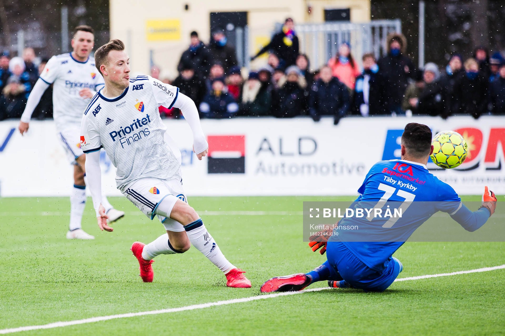 Djurgårdens Fredrik Ulvestad med en målchans framför