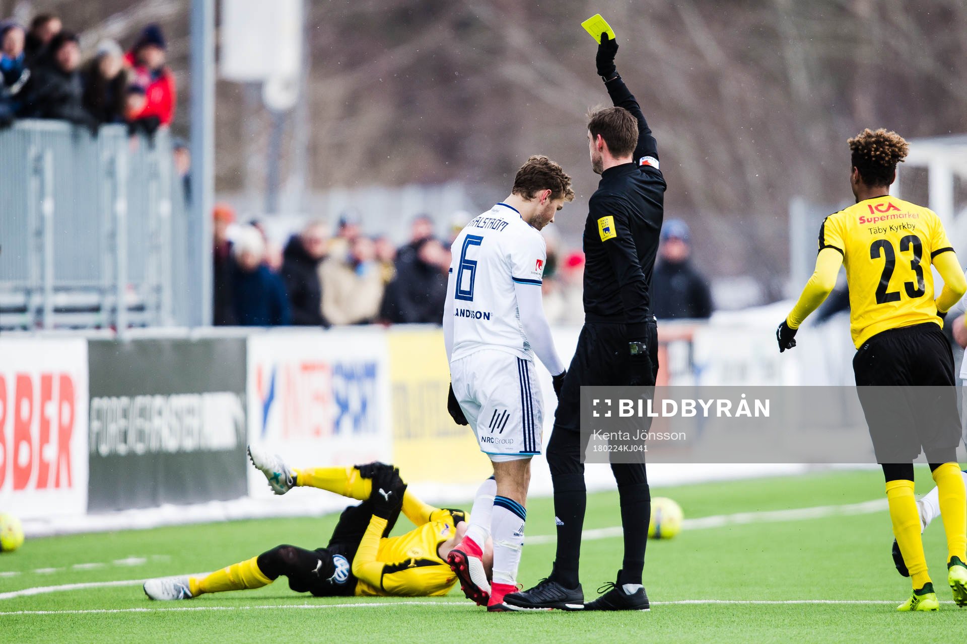 Djurgårdens Jesper Karlström får ett gult kort