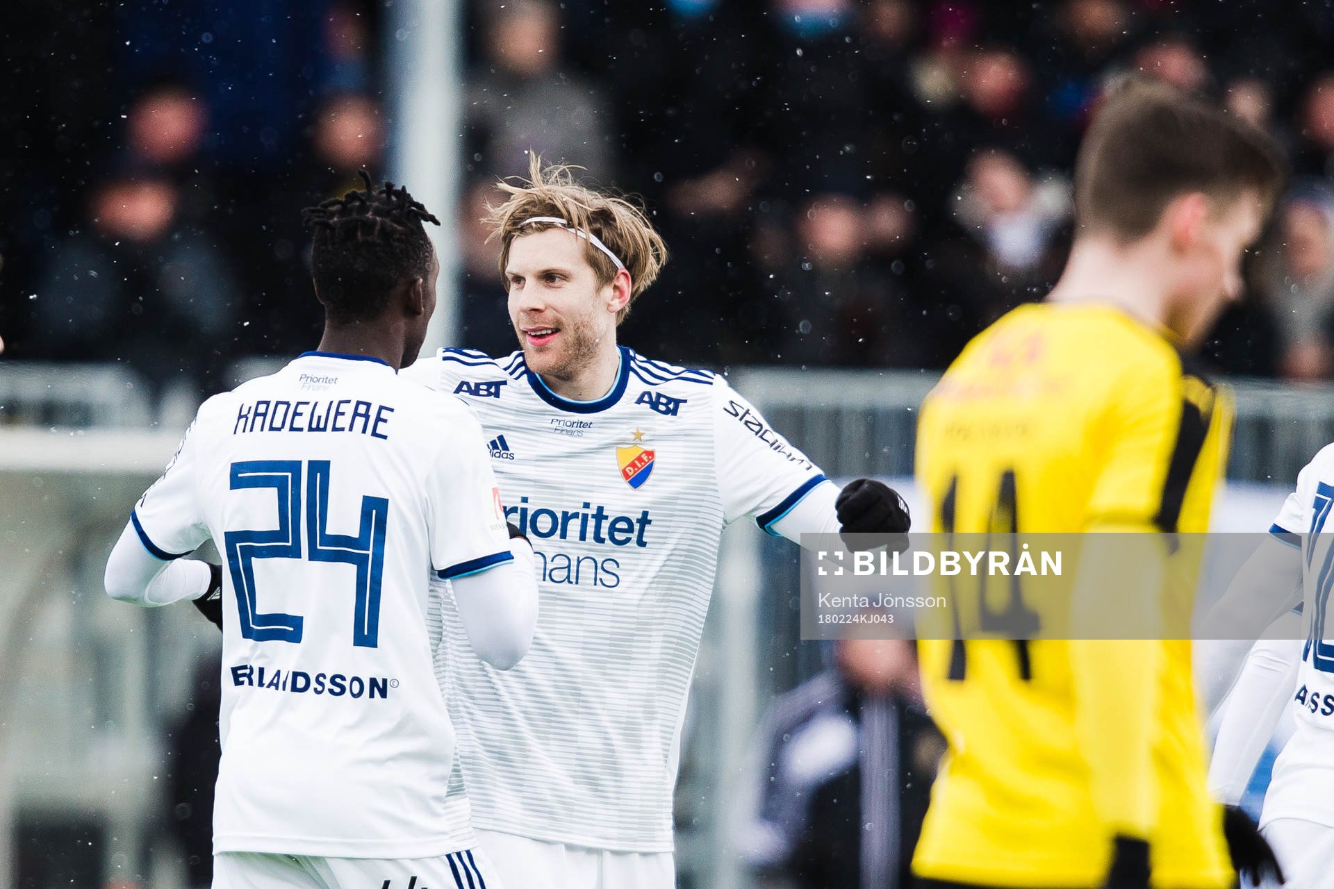 Djurgårdens Niklas Gunnarsson jublar med Philana Tinotenda