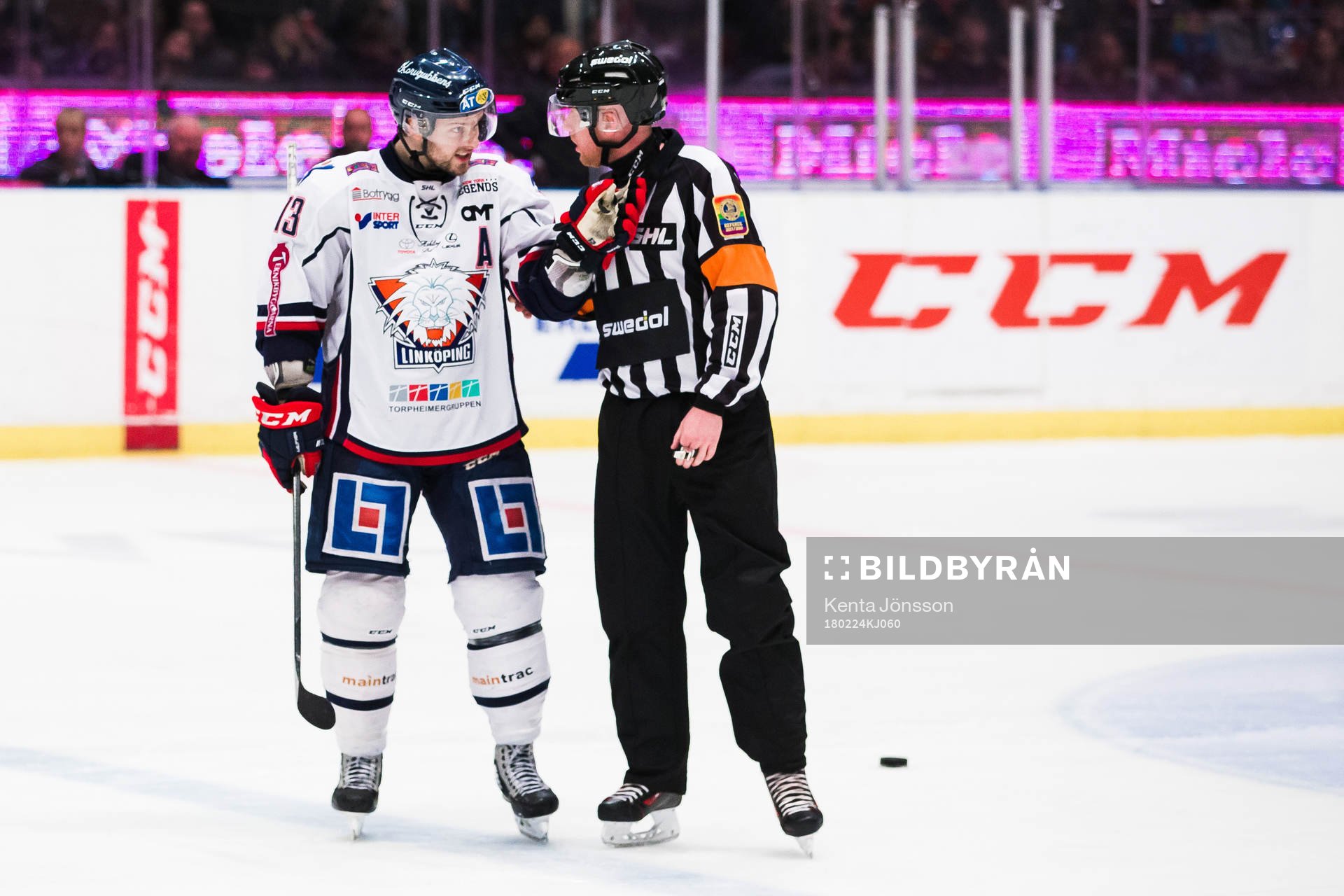 Linköpings Andrew Gordon diskuterar med domare Michael